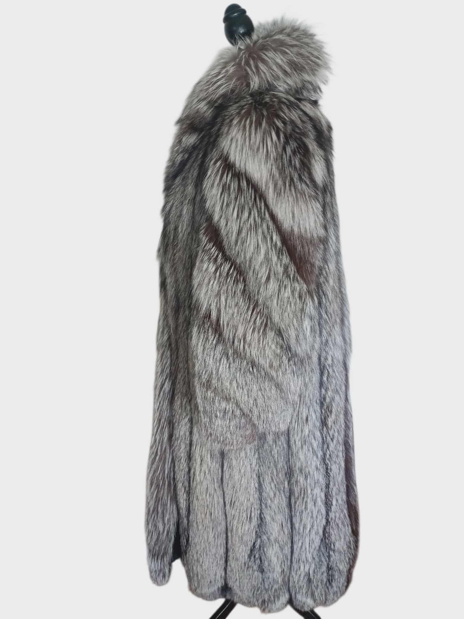 Nuovo cappotto in pelliccia di volpe argentata Saga Furs taglia 6/S in vendita 1