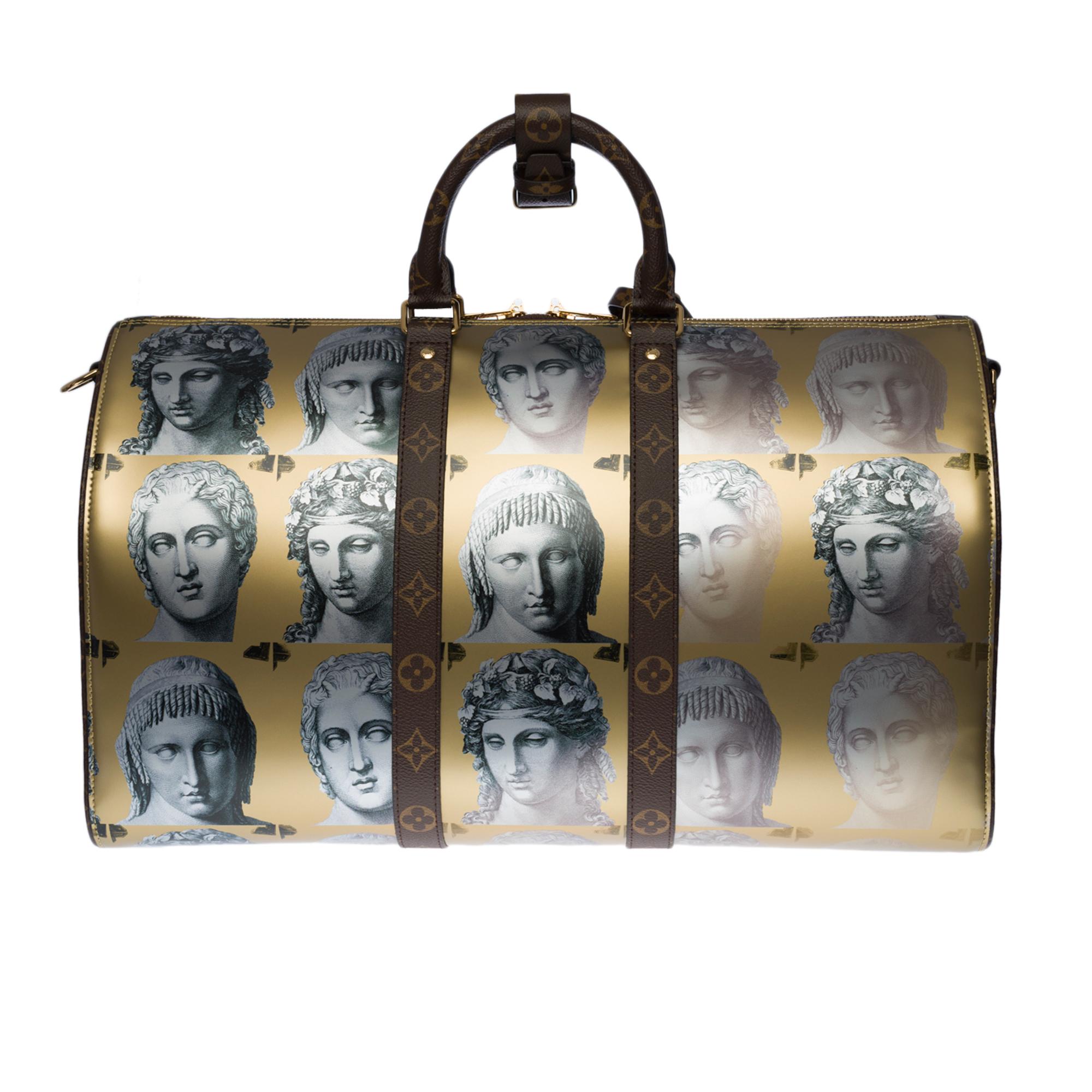 LIMITED EDITION - SOLD OUT -MEN FASHION SHOW SPRING/SUMMER 2021


ULTRA EXCLUSIVE - Fashion Week 2021


For the Fall-Winter 2021-2022 collection, Nicolas Ghesquière created this Keepall Bandoulière 45 bag in gold-tone metallic leather, with metallic