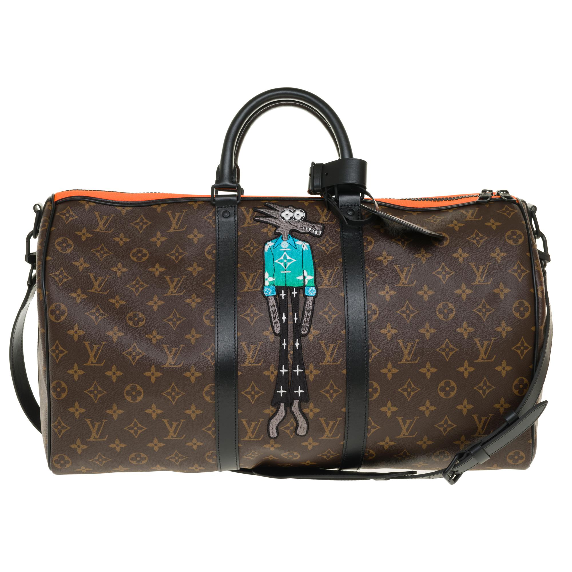 LIMITED EDITION - SOLD OUT -MEN FASHION SHOW SPRING/SUMMER 2021


Embellished with an embroidered yoke of one of the animated characters of the film «Zoooom with friends» by Virgil Abloh, this Keepall Bandoulière 50 bag is distinguished by a playful