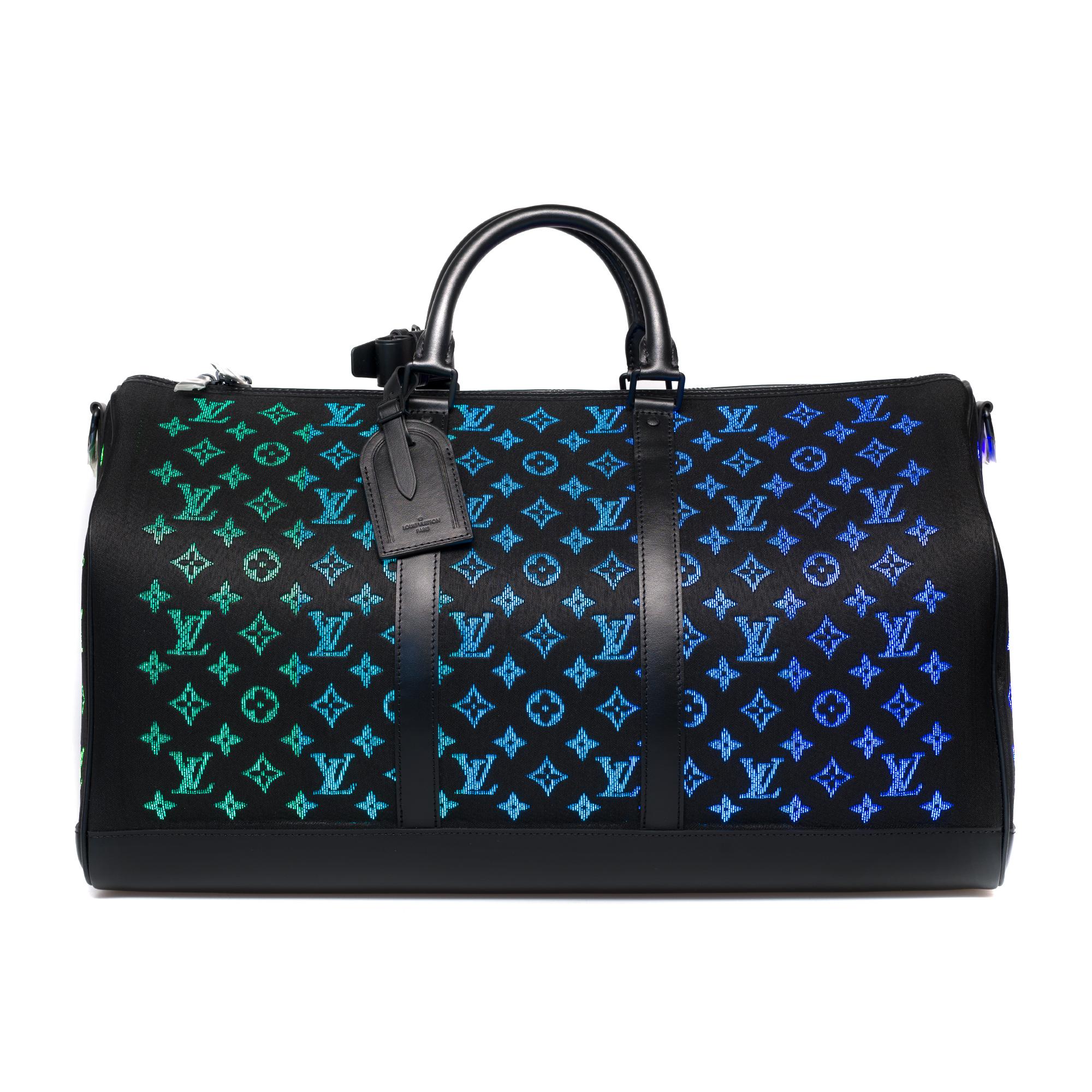 ULTRA LIMITED EDITION - SOLD OUT -MEN FASHION SHOW Fall-Winter 2019

Virgil Abloh presents this Keepall Shoulder Bag 50 Light Up that lights up in the dark. A masterful reinterpretation of the House’s classic travel bag, this model illuminates to