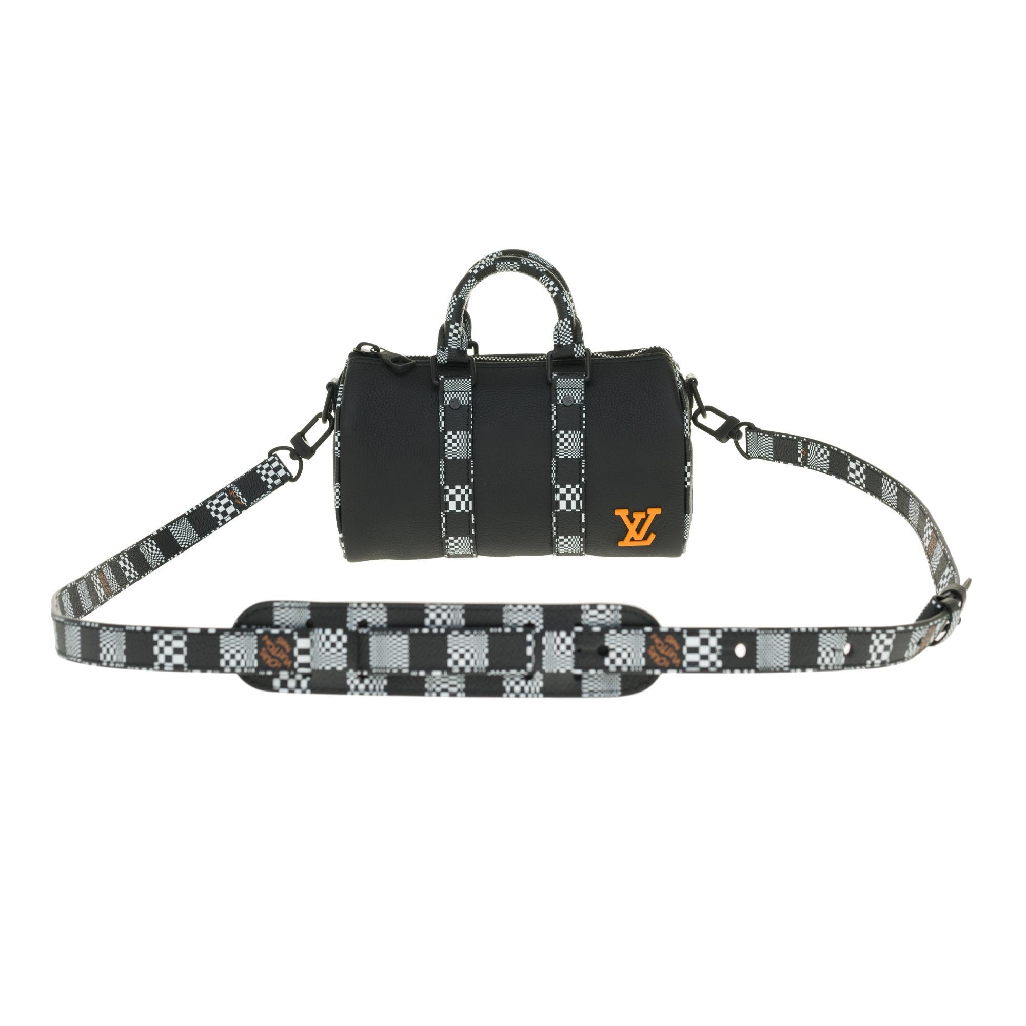 LIMITED EDITION - SOLD OUT -MEN FASHION SHOW SPRING/SUMMER 2021


Virgil Abloh miniaturises the classic Keepall travel bag from 1930 to create this new Keepall Nano bag for the Spring-Summer 2021 collection. Crafted in black grained striped leather,