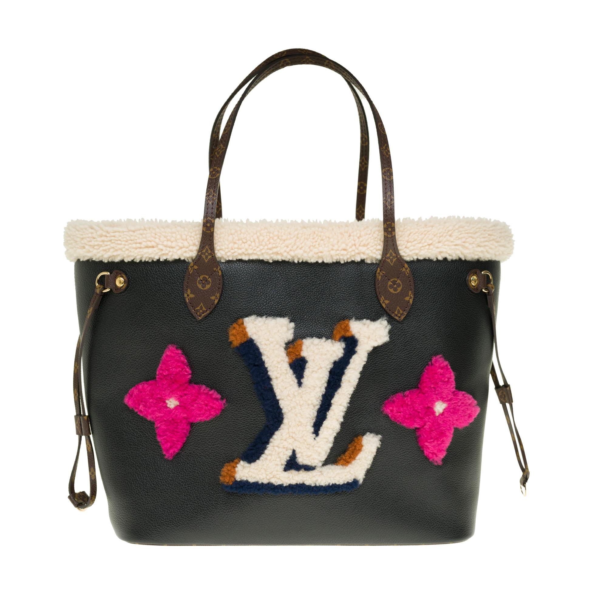 
LIMITED EDITION - SOLD OUT!

This Neverfull MM bag features ultra-soft black grained leather and luxurious shearling trim. It is decorated with LV Initials and Monogram flowers created by a shearling patchwork of various colors. Laces on the sides