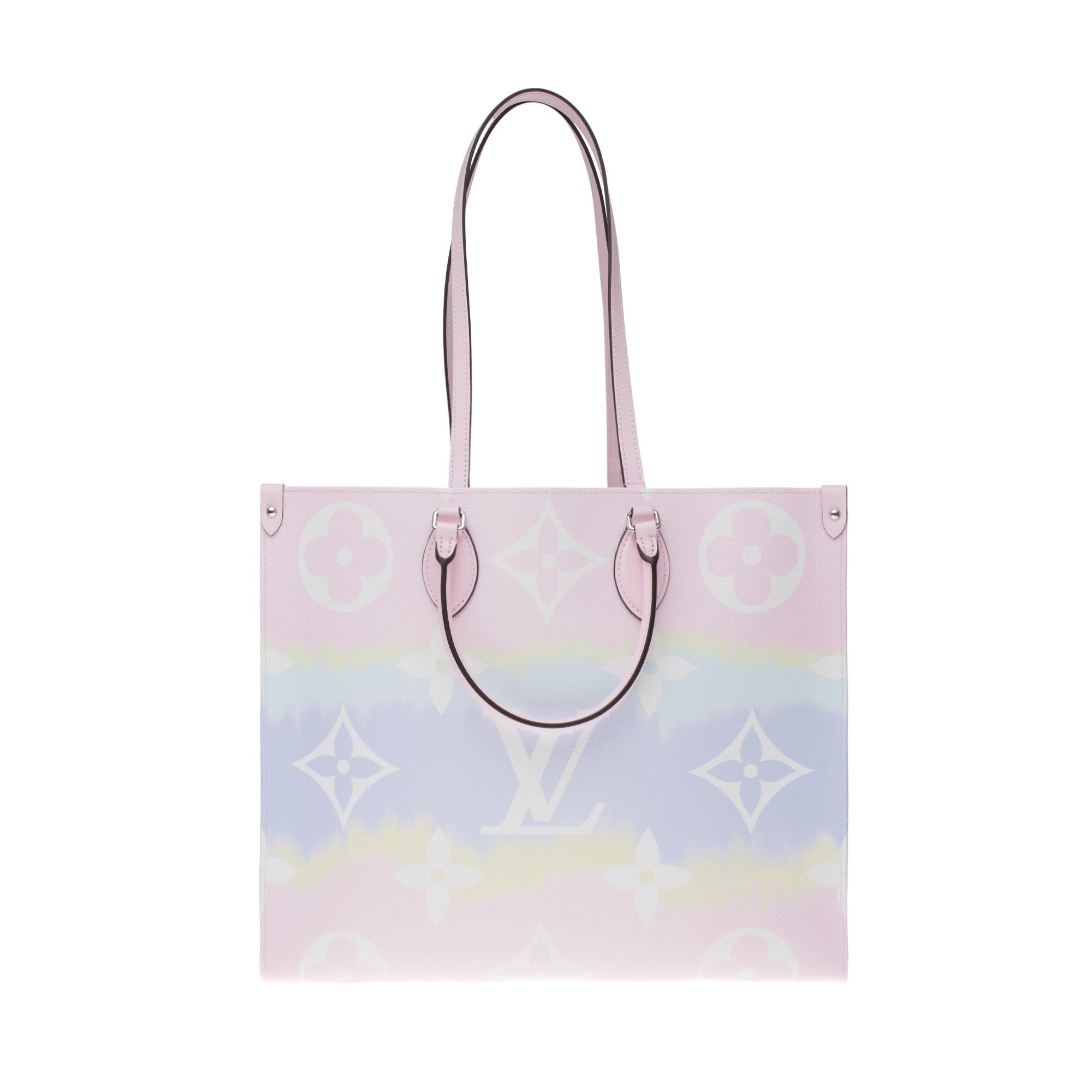 From the LV Escale collection, this Onthego GM tote is revisited in a fresh and colourful spirit for Summer 2020. Its design is inspired by shibori, an ancestral Japanese technique that consists of folding and tying the fabric before dyeing it.