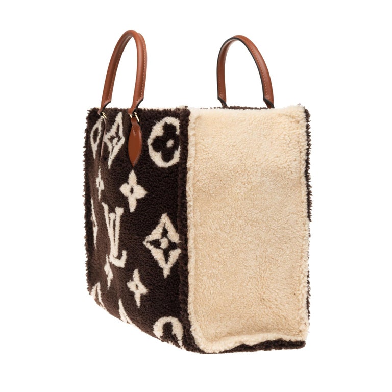 BRAND NEW Limited Edition Louis Vuitton Onthego Teddy Fleece handbag at 1stDibs louis vuitton