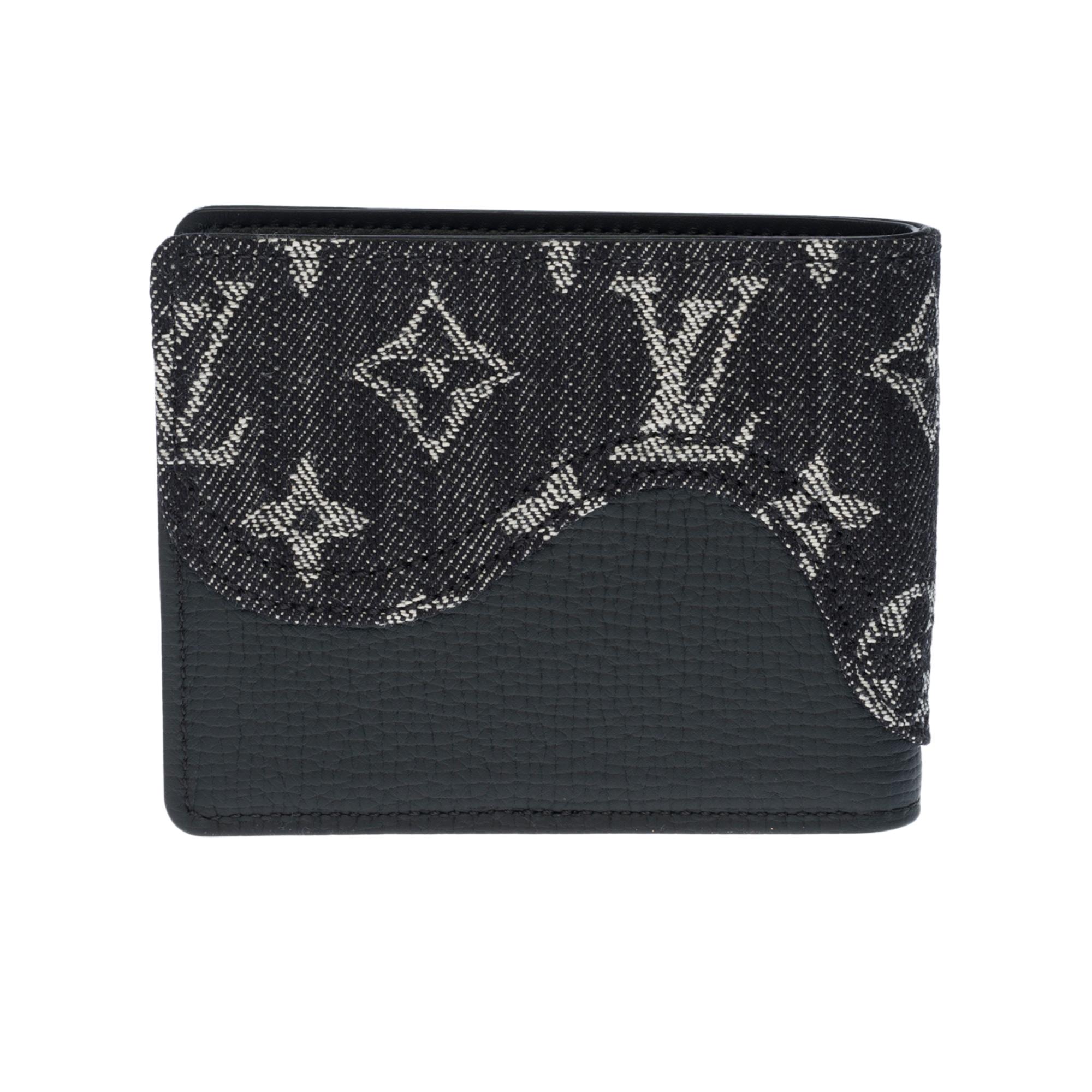 For the Spring 2022 pre-collection, Japanese streetwear designer Nigo revisits this Slender wallet in a dressed version of his Monogram Drip. The emblematic motif with a vague effect highlighted by a red heart is displayed here on black denim and