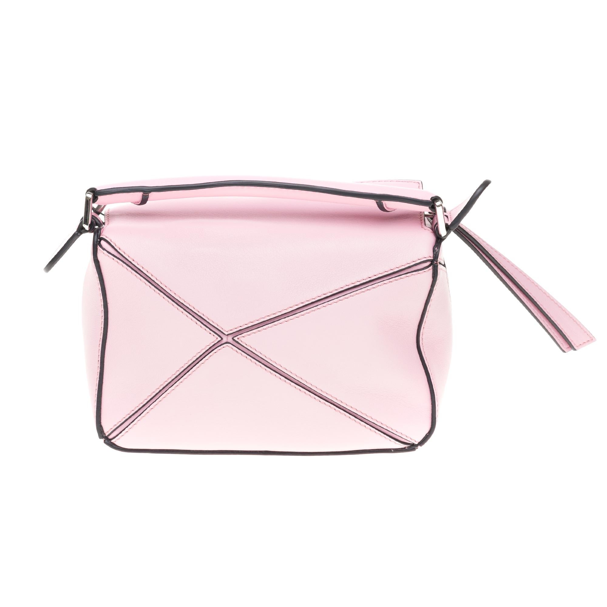 Innovative cuboid bag crafted using precisely cut leather facets that combine to create its voluminous shape and versatile form, which can fold complete flat. Introduced in this irresistible mini size.
- Crossbody, shoulder, top handle or clutch