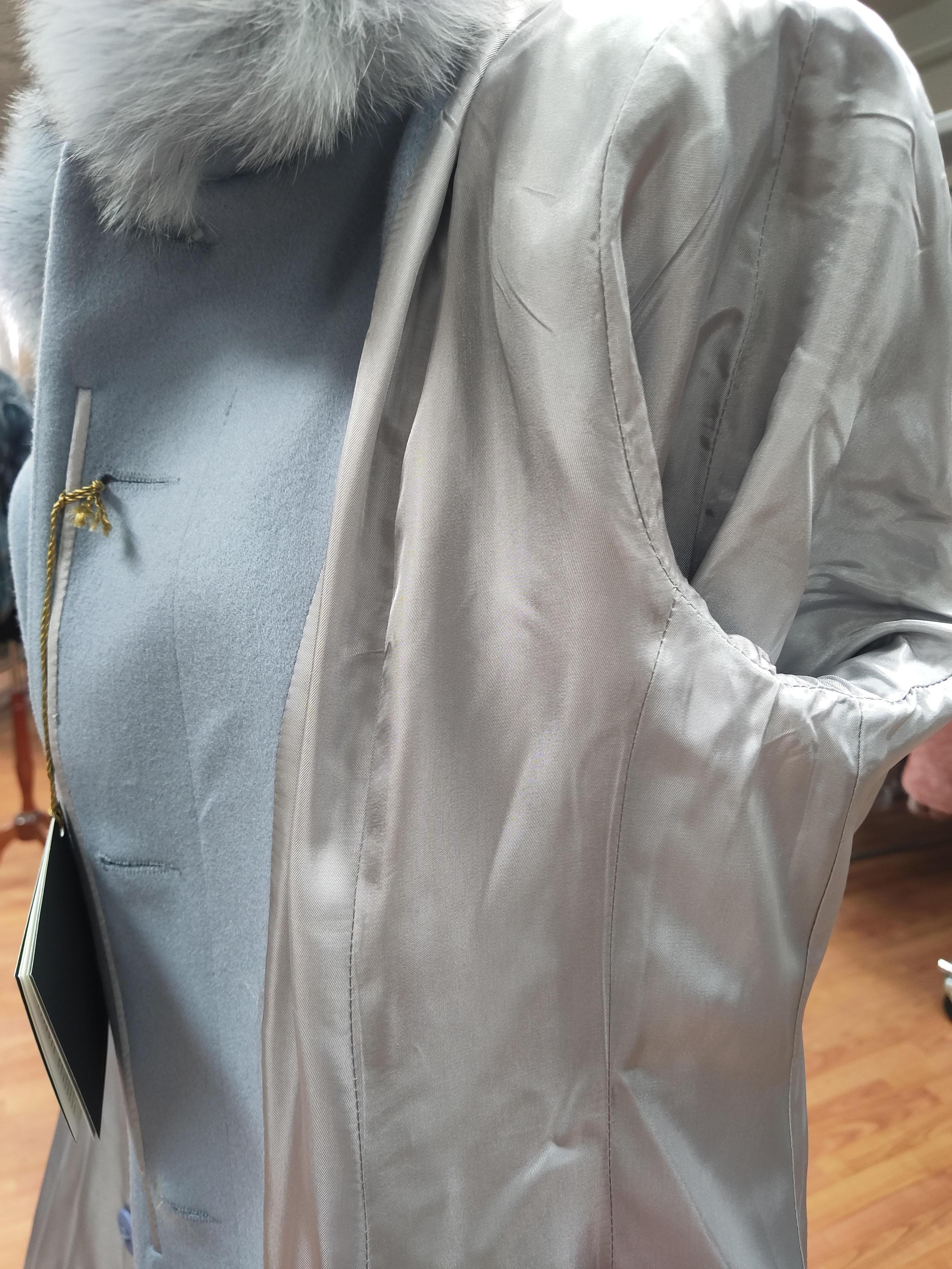 Brandneue Loro Piana babyblaue Wolle mit Fuchspelzbesatz aus Wolle im Angebot 8
