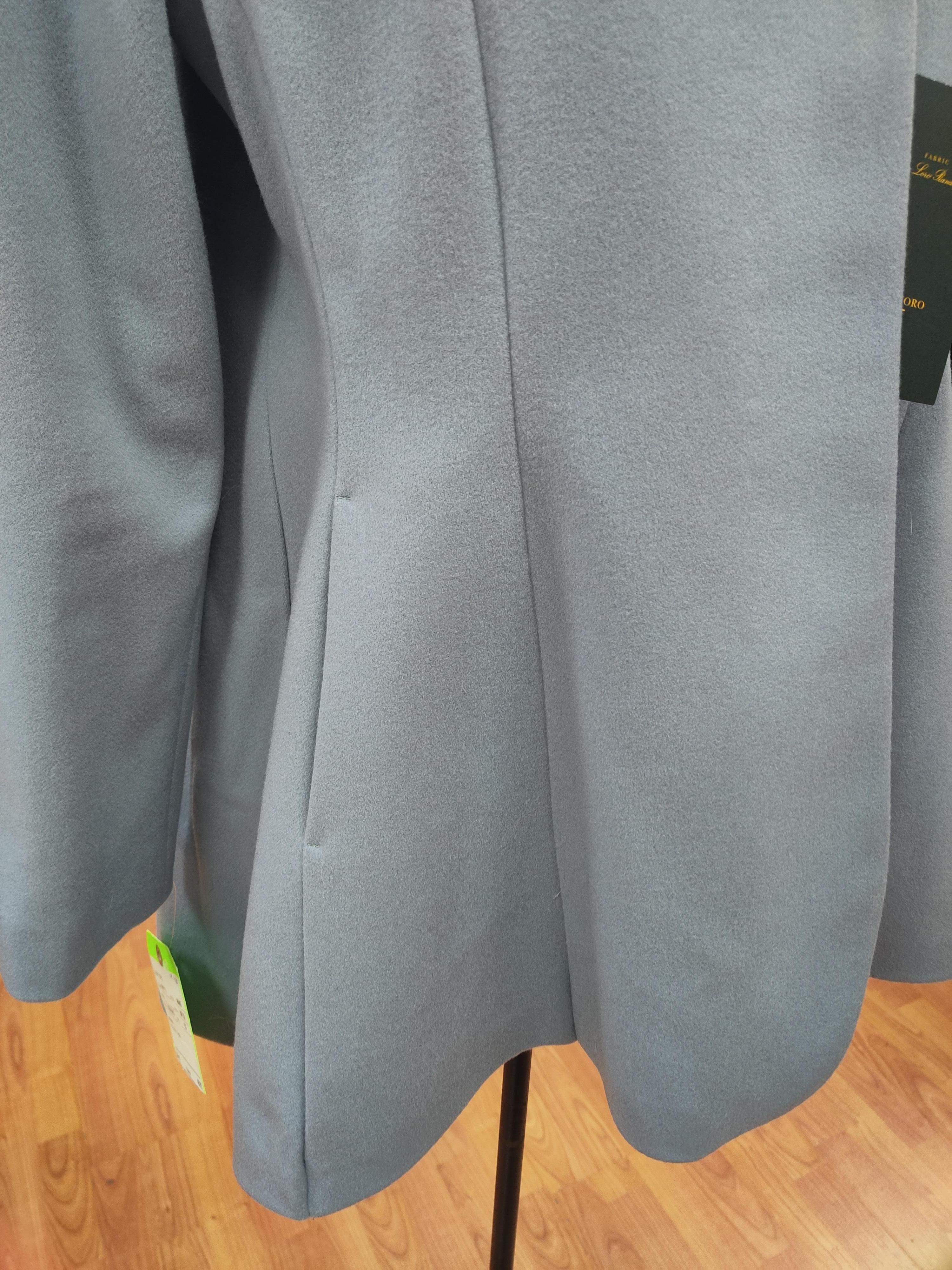 Brandneue Loro Piana babyblaue Wolle mit Fuchspelzbesatz aus Wolle (Grau) im Angebot