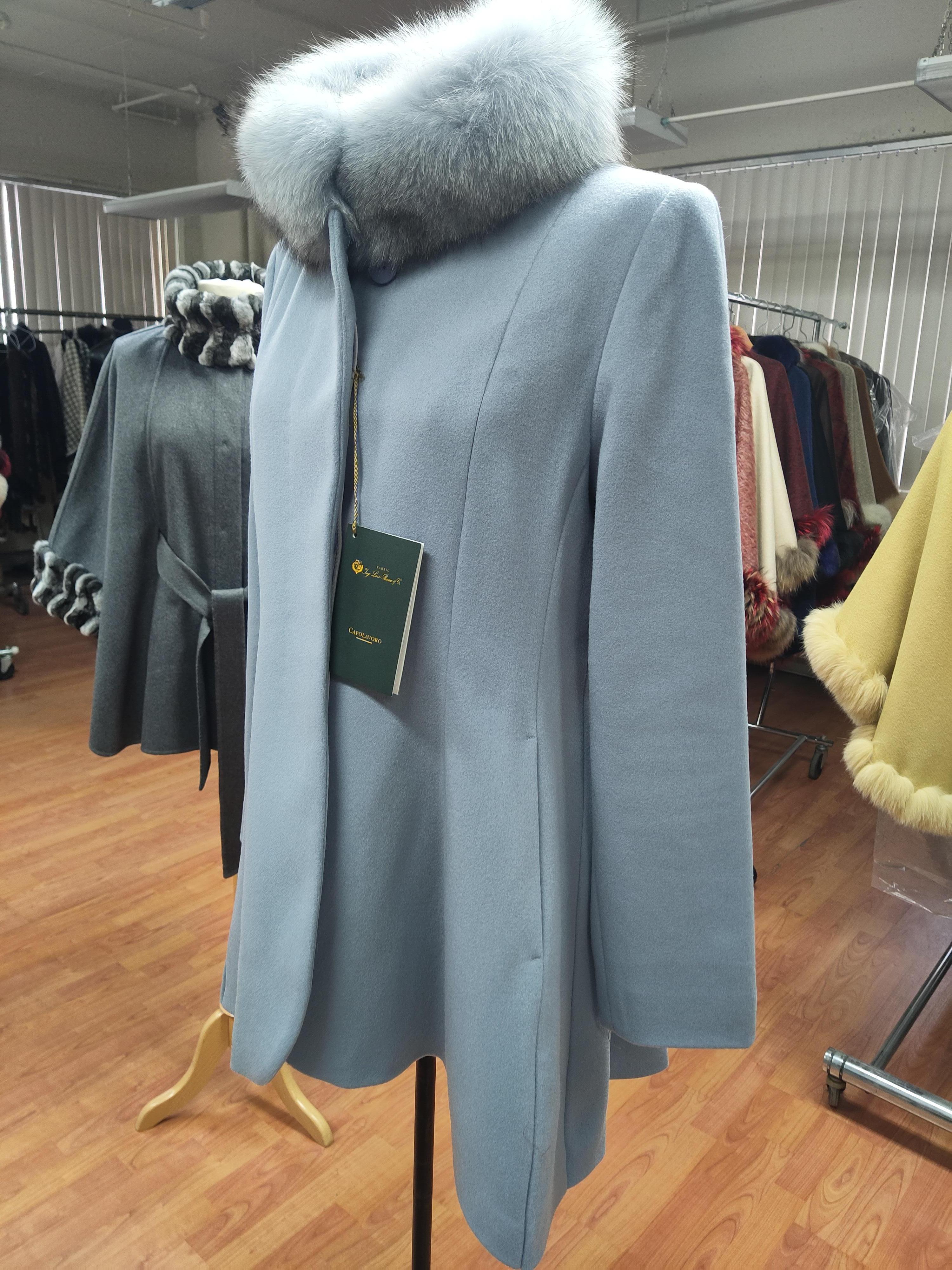 Brandneue Loro Piana babyblaue Wolle mit Fuchspelzbesatz aus Wolle im Angebot 2