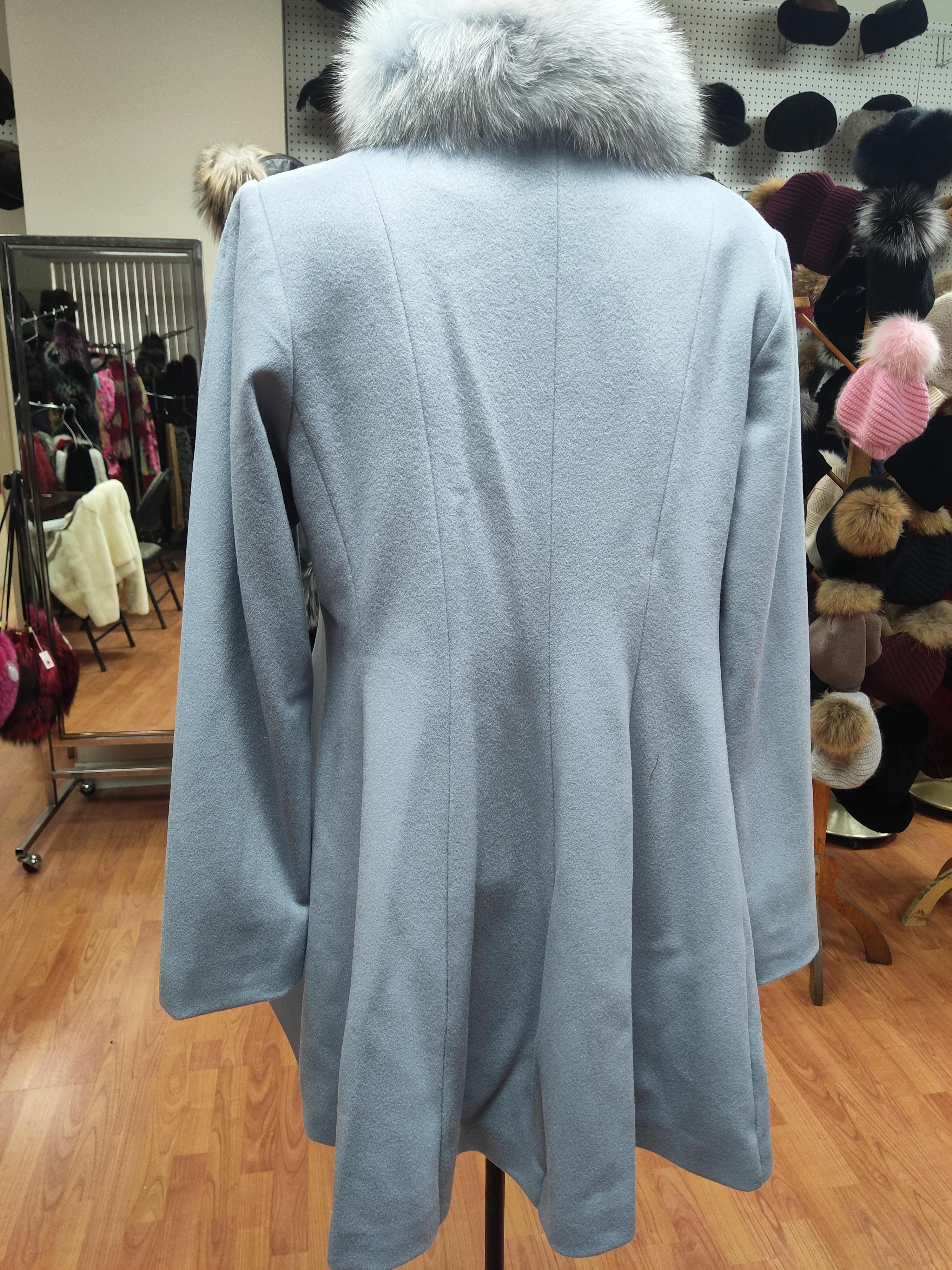 Brandneue Loro Piana babyblaue Wolle mit Fuchspelzbesatz aus Wolle im Angebot 3