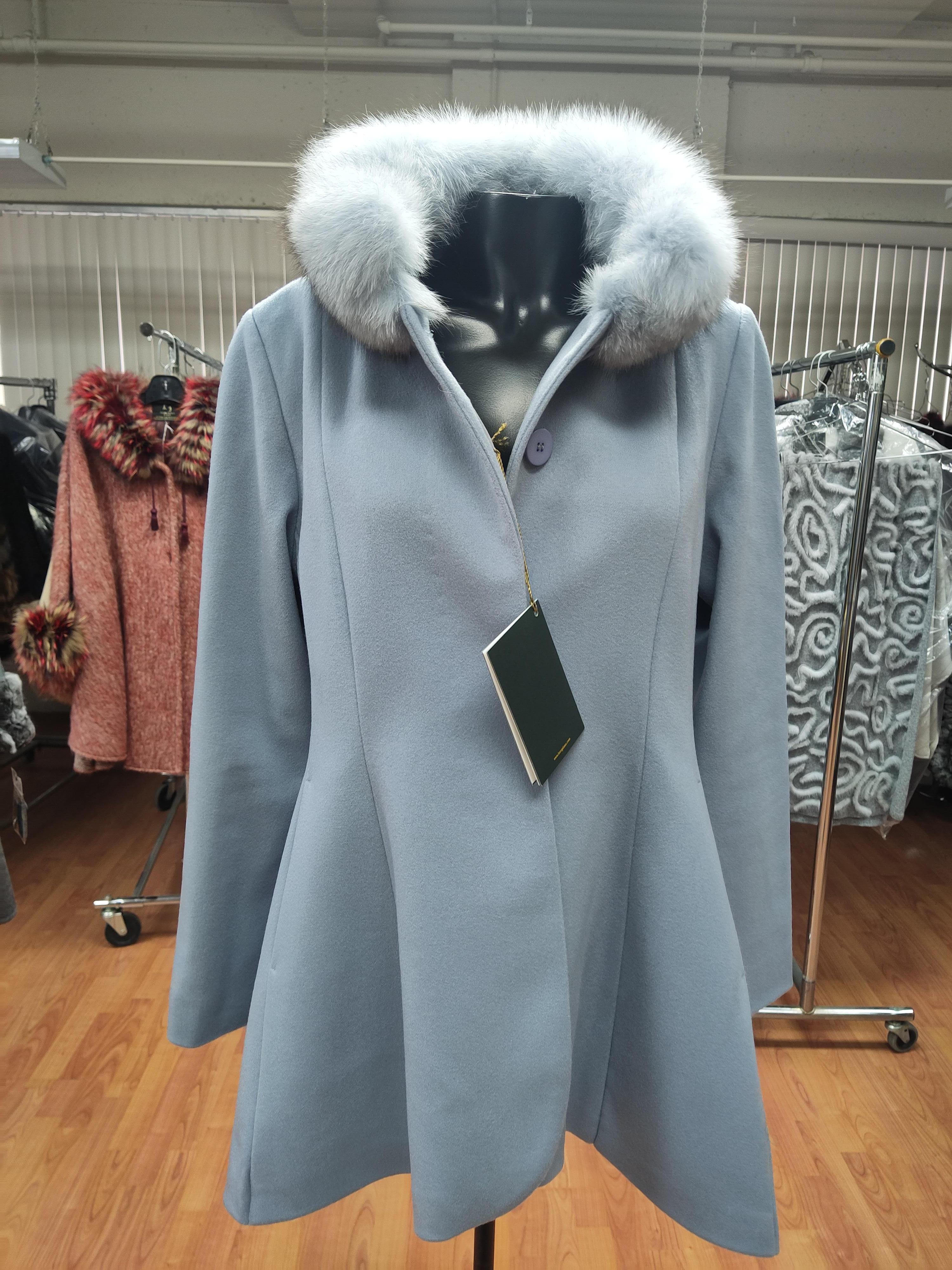 Brandneue Loro Piana babyblaue Wolle mit Fuchspelzbesatz aus Wolle im Angebot 4