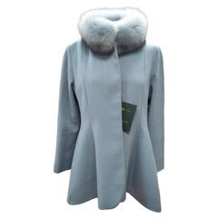 Loro Piana neuf en laine bleu bébé avec garniture en fourrure de renard