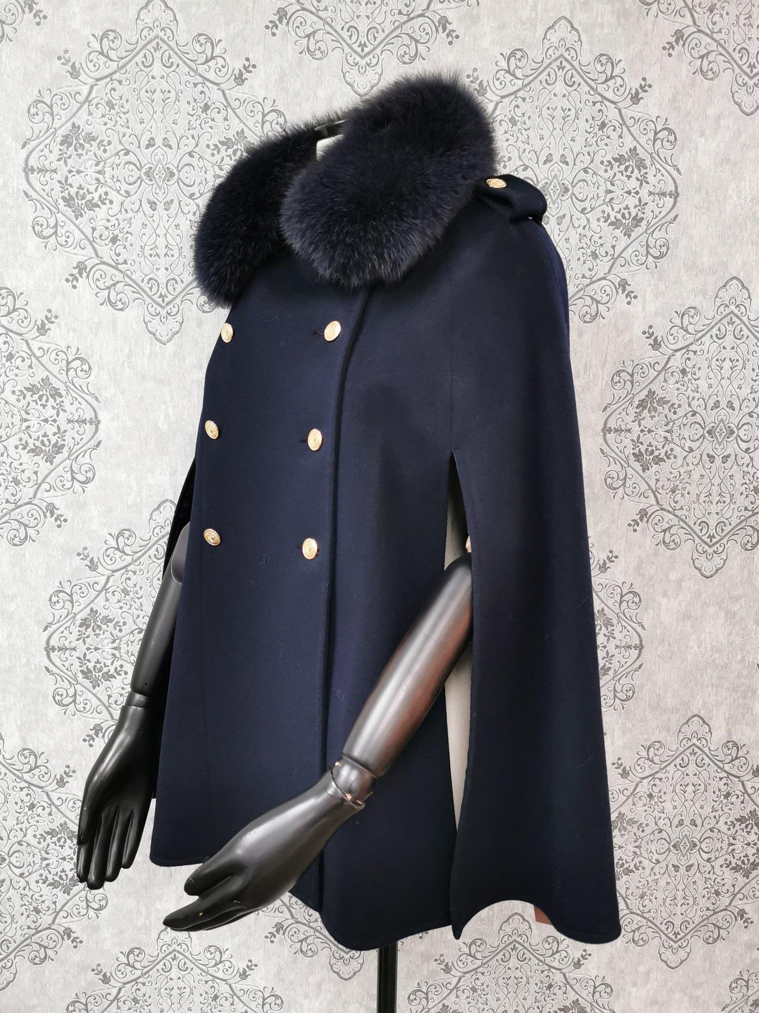 DESCRIPTION : 4800 LORO PIANA NAVY CAPE WITH FOX FUR TRIM  SIZE M

double breasted cape with navy blue loro piana material, slit pockets, real fox fur navy collar. 

Stock number : 4800 L

MADE IN ITALY

MEASUREMENTS :

SIZE :M

LENGTH :30