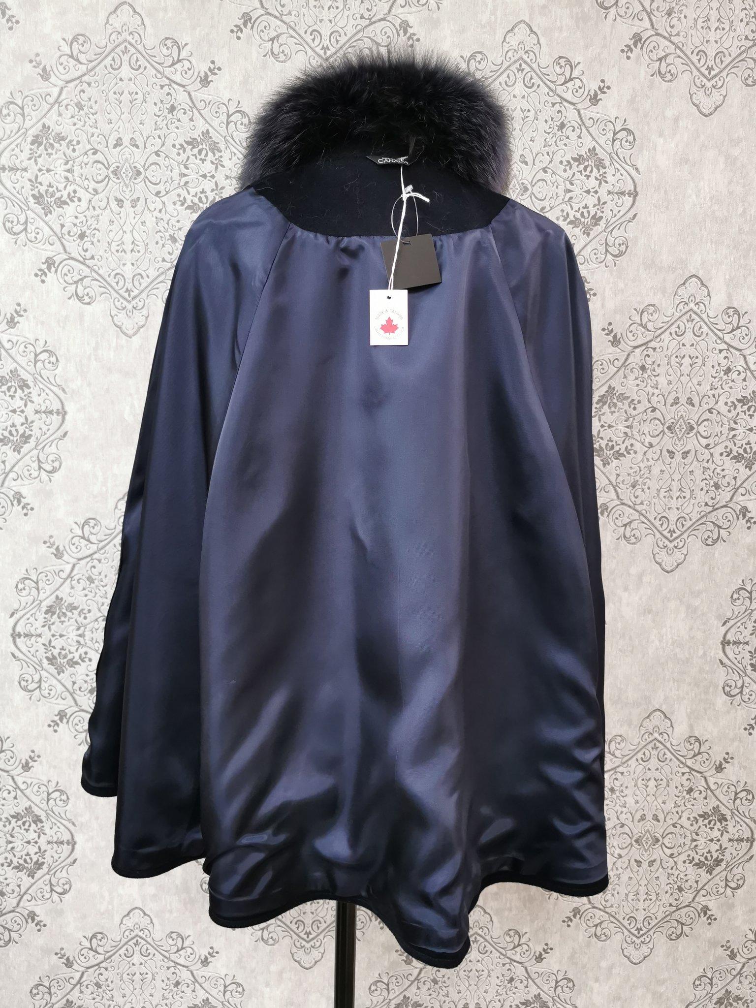 Brand new Loro Piana cape with fox fur trim size M In New Condition For Sale In Montreal, Quebec