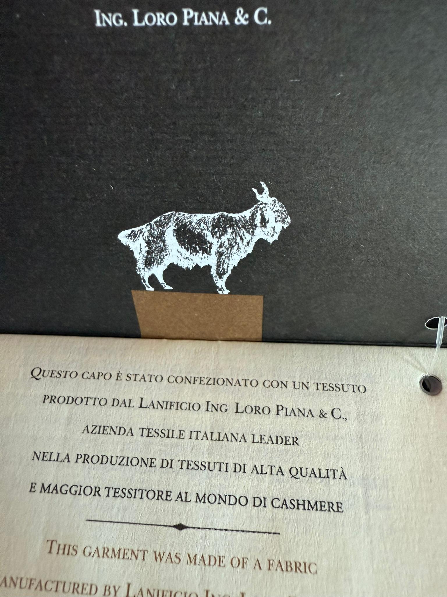 Noir Manteau de fourrure en cachemire Loro Piana taille 8 M neuf en vente