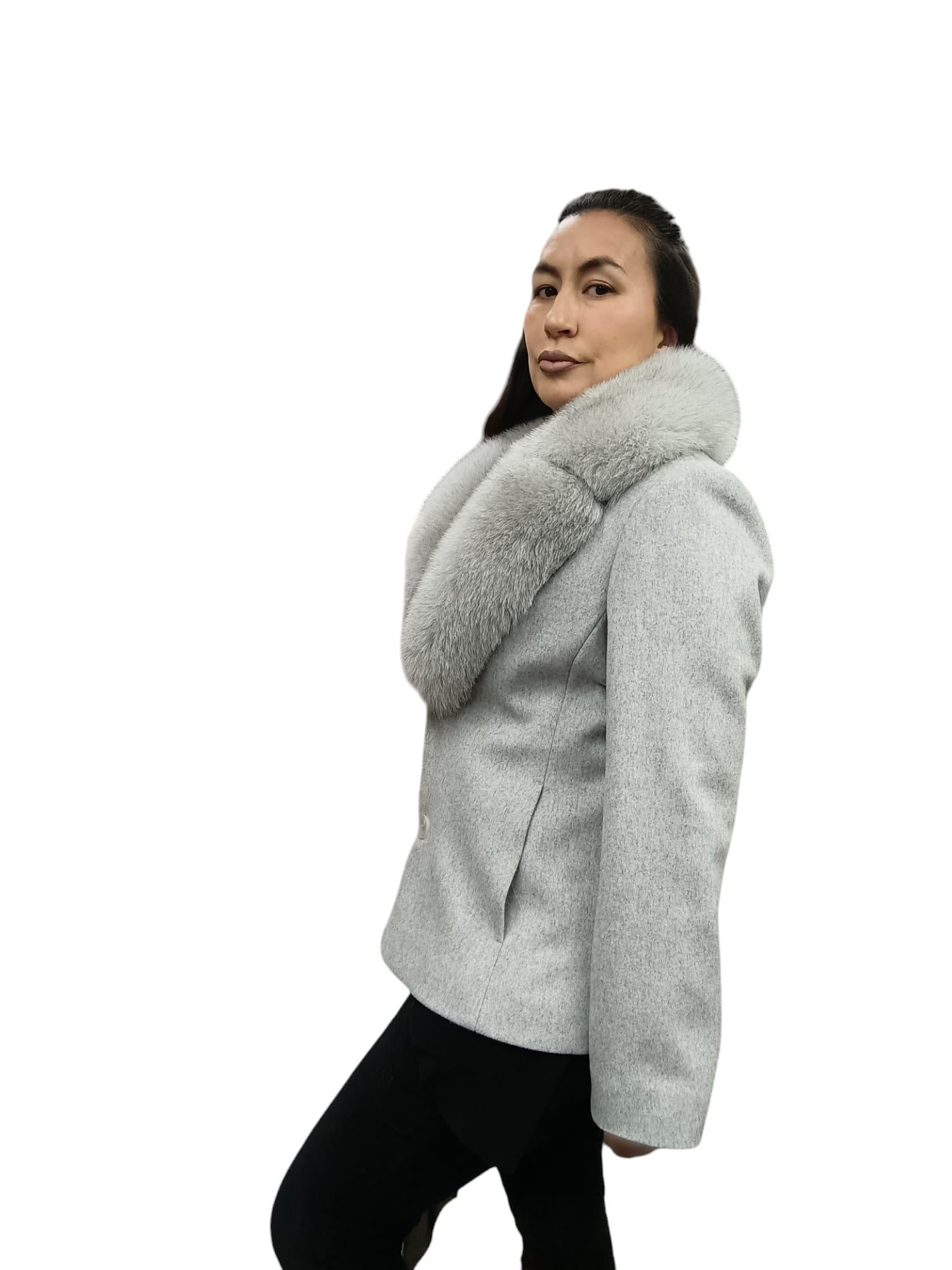 Vibrant blue grays, supple skins, short collar, beautiful fresh fur, european german clasps for closure, too slit pockets, nice big full pelts 

MEASUREMENTS :

Size: 10/M

Length: 37