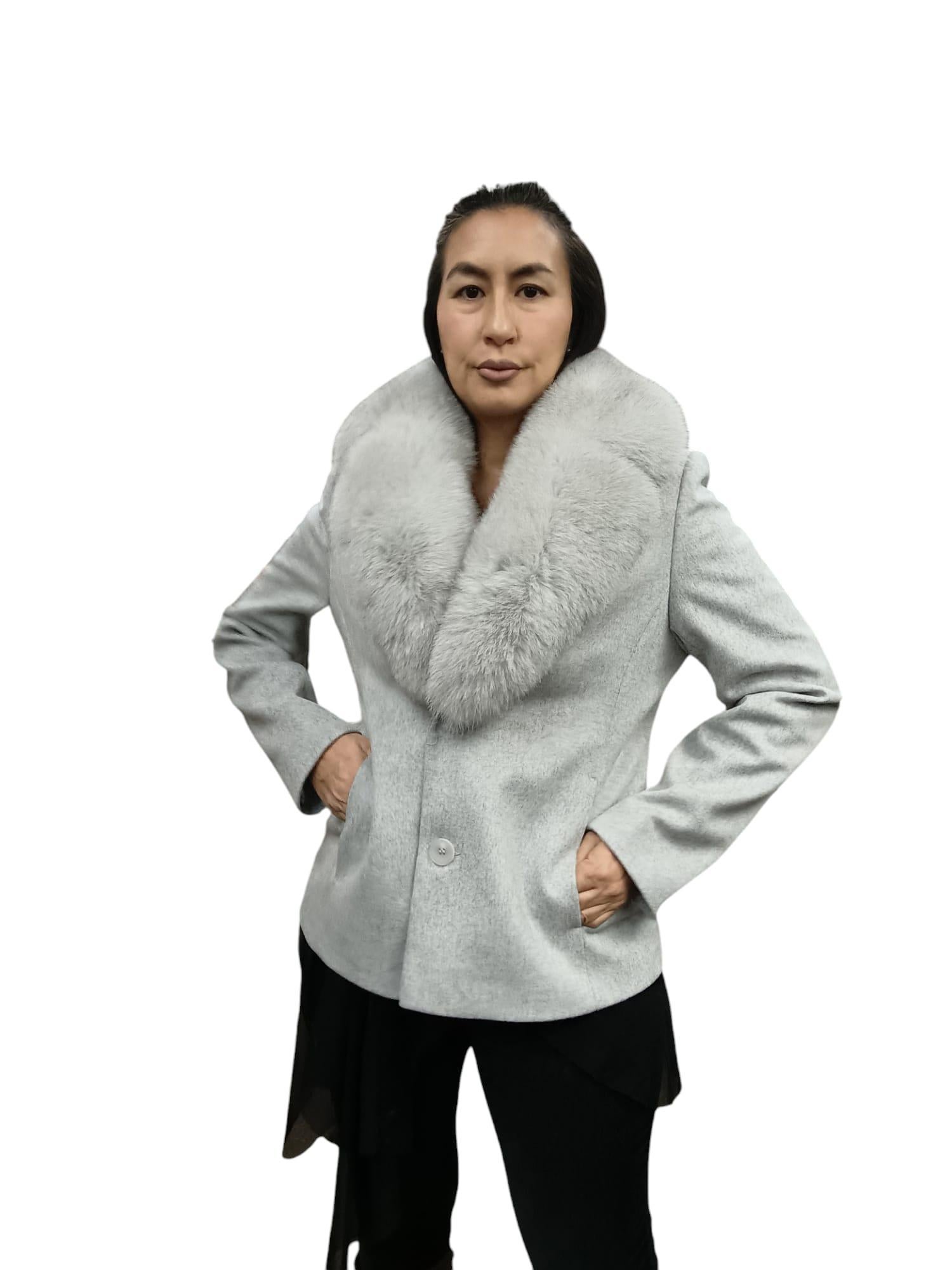Brand new Loro Piana Gray coat fox fur collar In New Condition For Sale In Montreal, Quebec