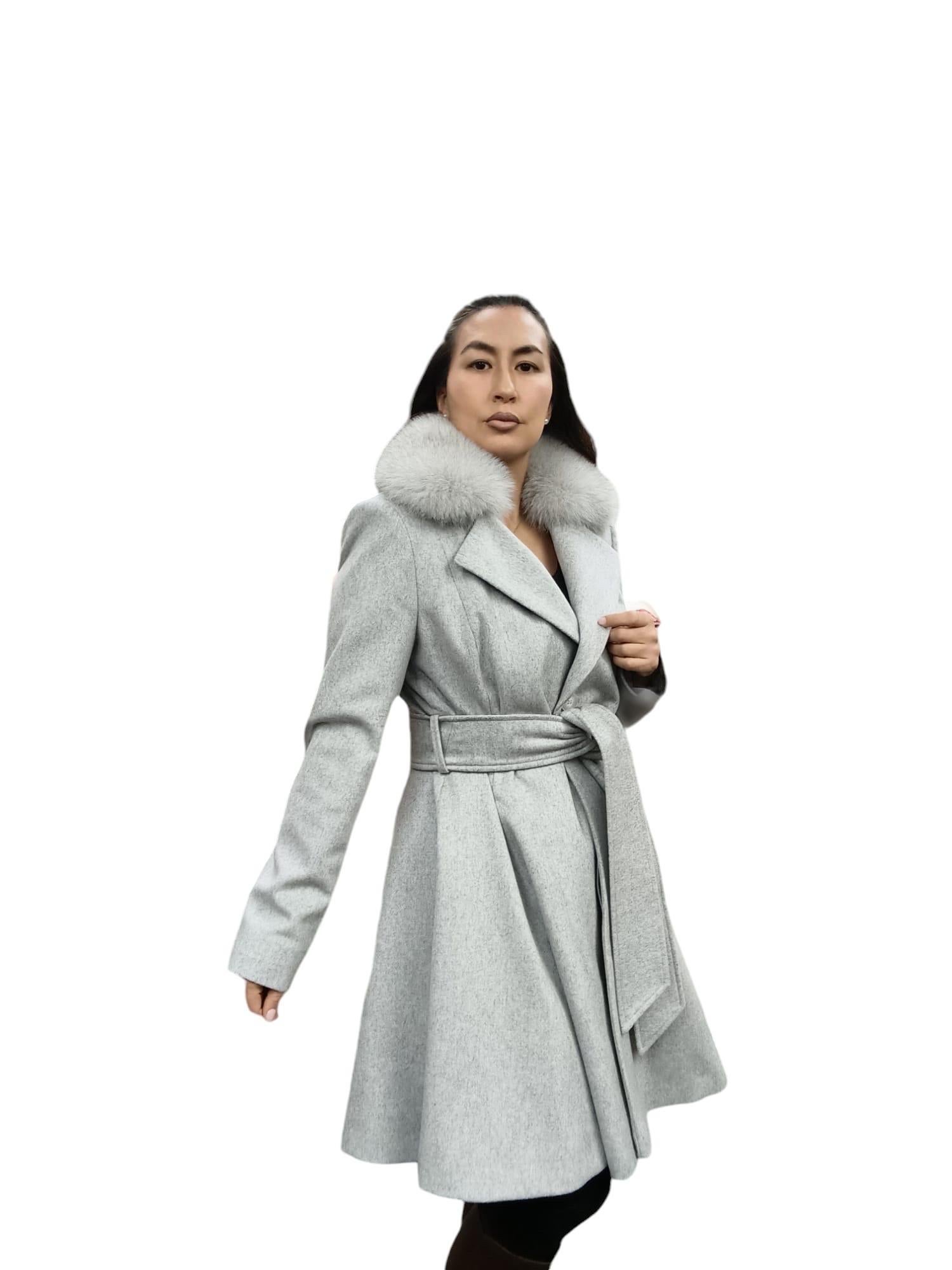 Brandneuer Loro Piana Grauer Mantel Fuchspelzkragen Damen im Angebot