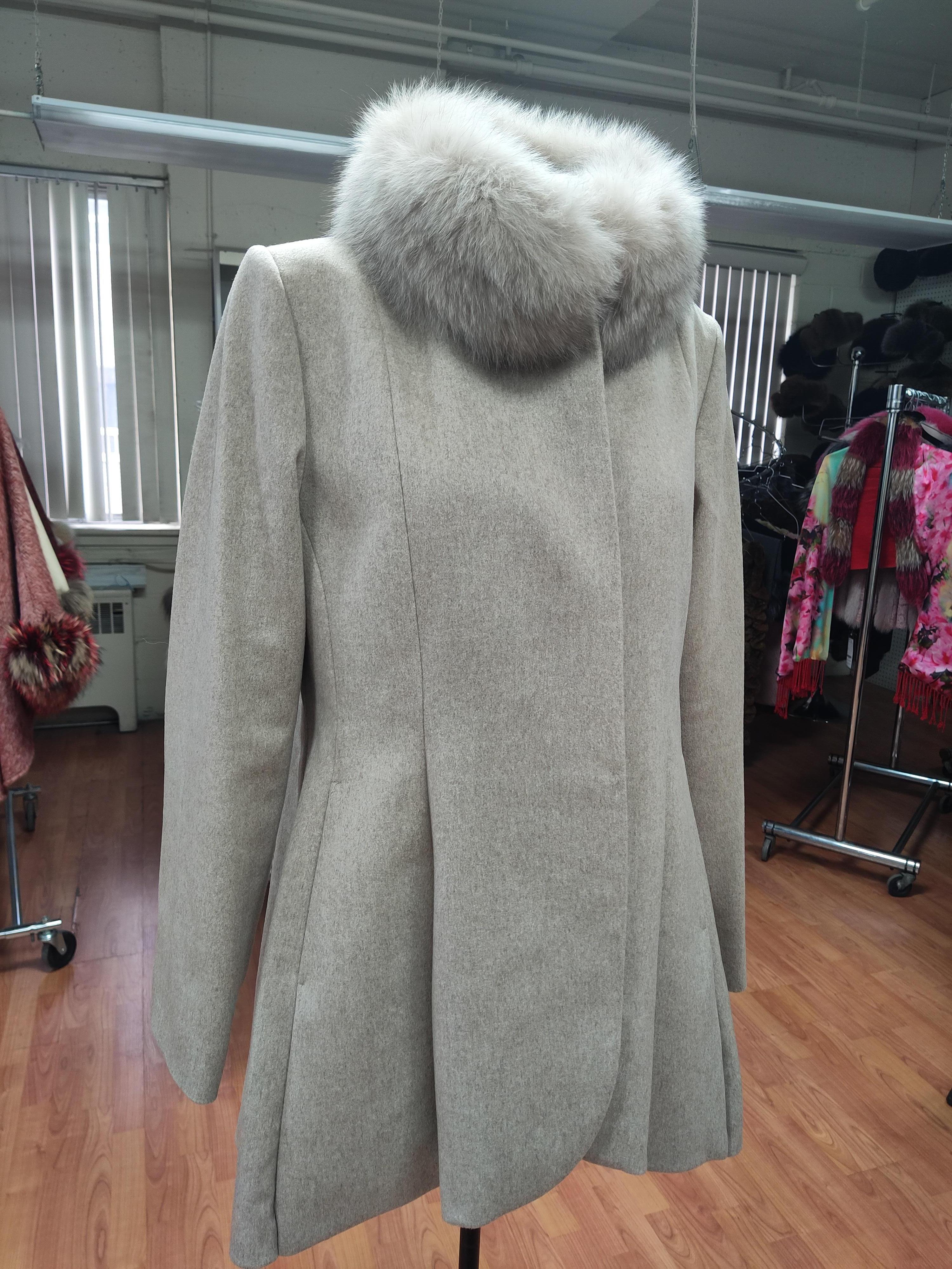 Brand new Loro Piana gray mix wool with fox fur trim 6-8-10-12 In New Condition For Sale In Montreal, Quebec