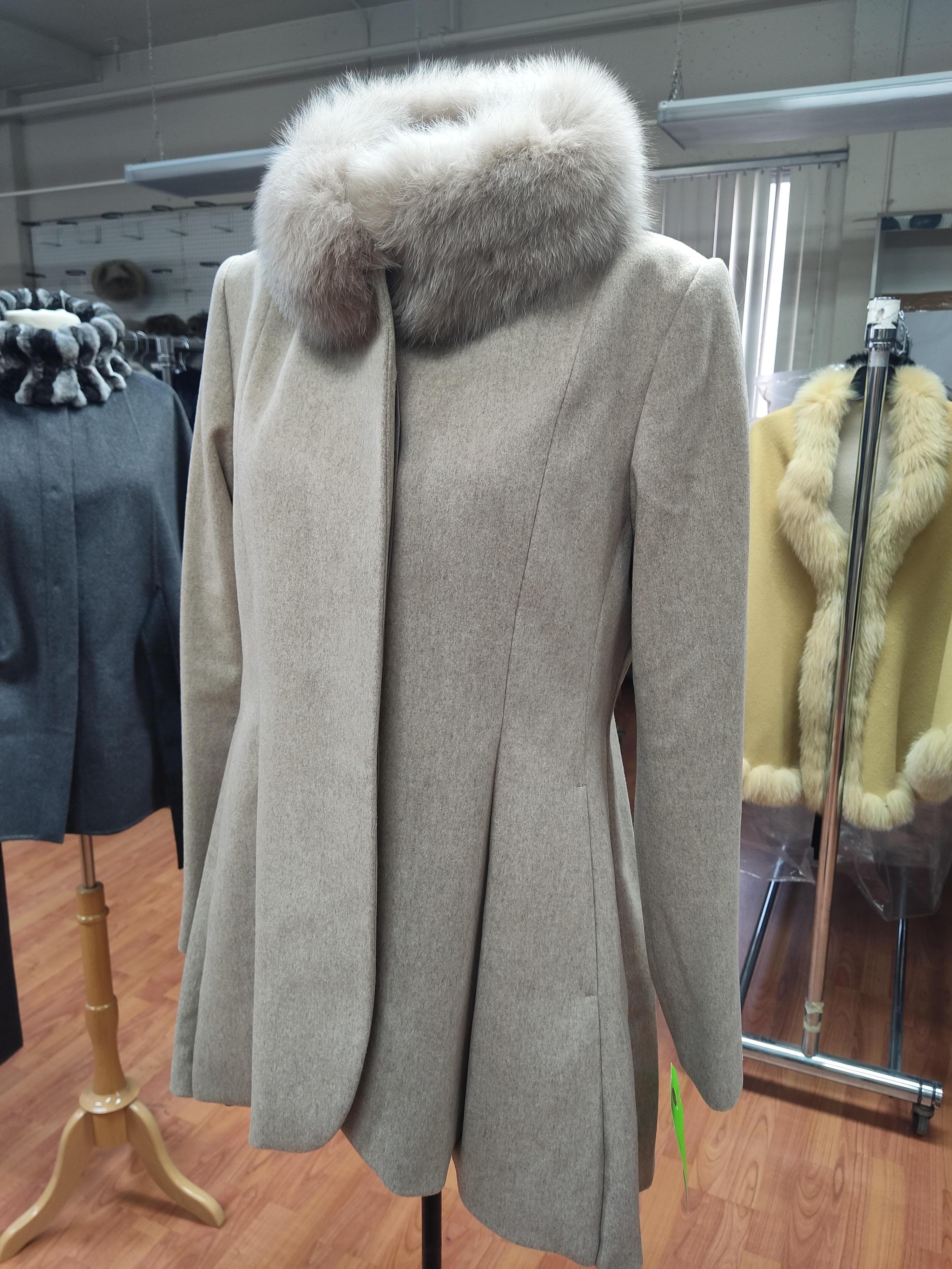 Women's Brand new Loro Piana gray mix wool with fox fur trim 6-8-10-12 For Sale