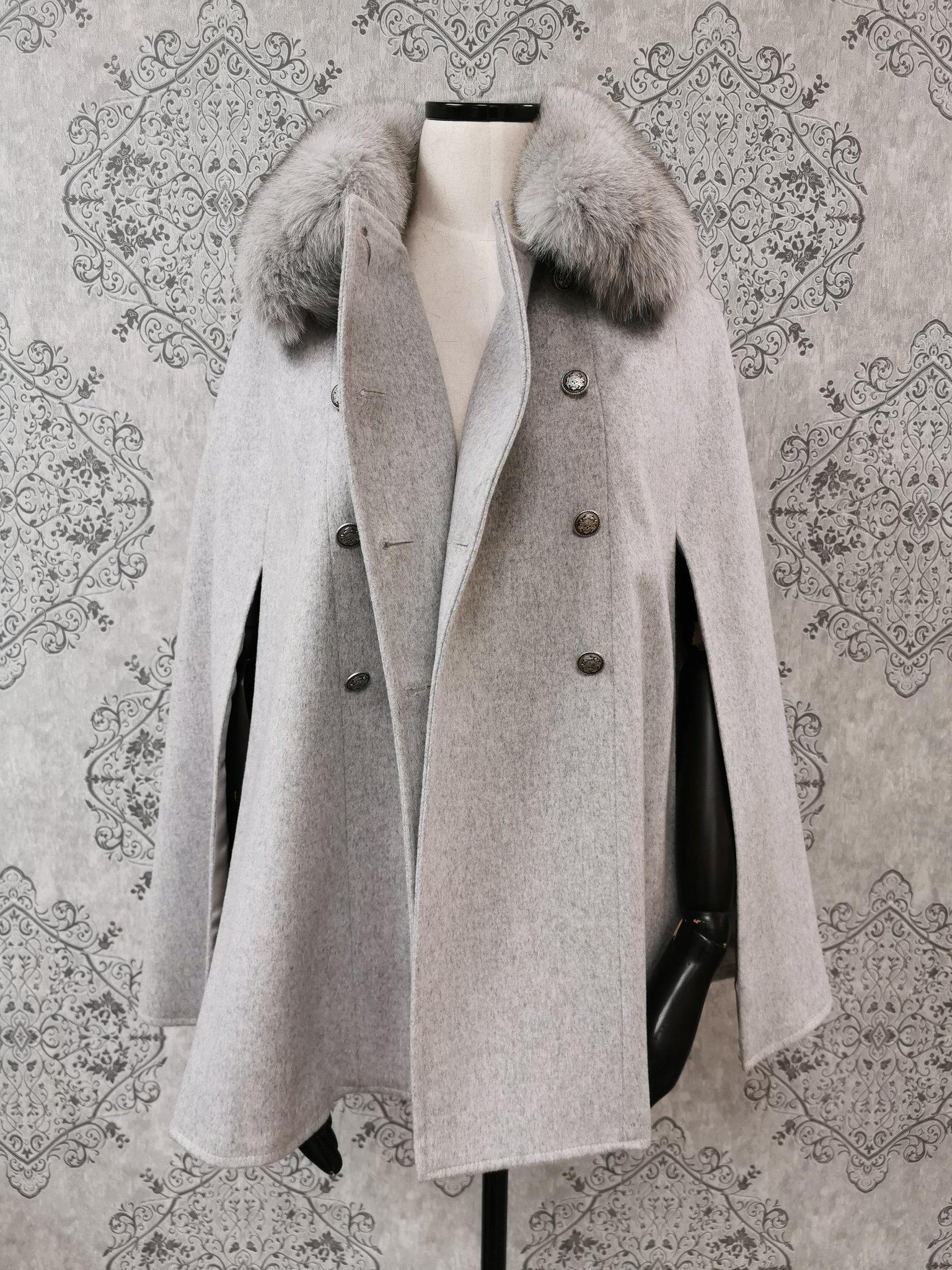 DESCRIPTION : LORO PIANA GRAY CAPE WITH FOX FUR TRIM  SIZE 

Vibrant blue grays, supple skins, short collar, beautiful fresh fur, european german clasps for closure, too slit pockets, nice big full pelts 

Stock number : 4669 L


MEASUREMENTS