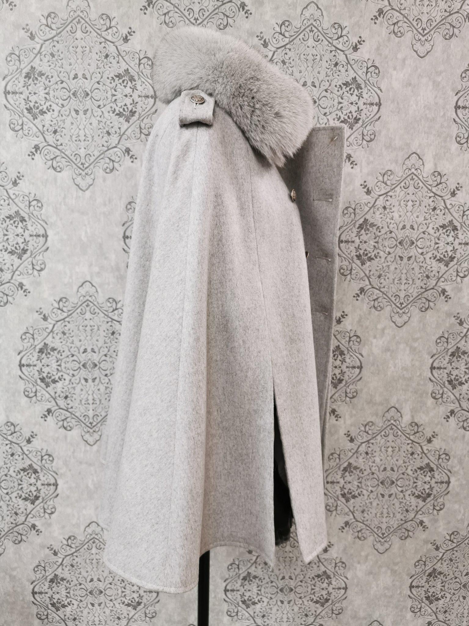 Brand new Loro Piana grey cape with fox fur trim In New Condition In Montreal, Quebec
