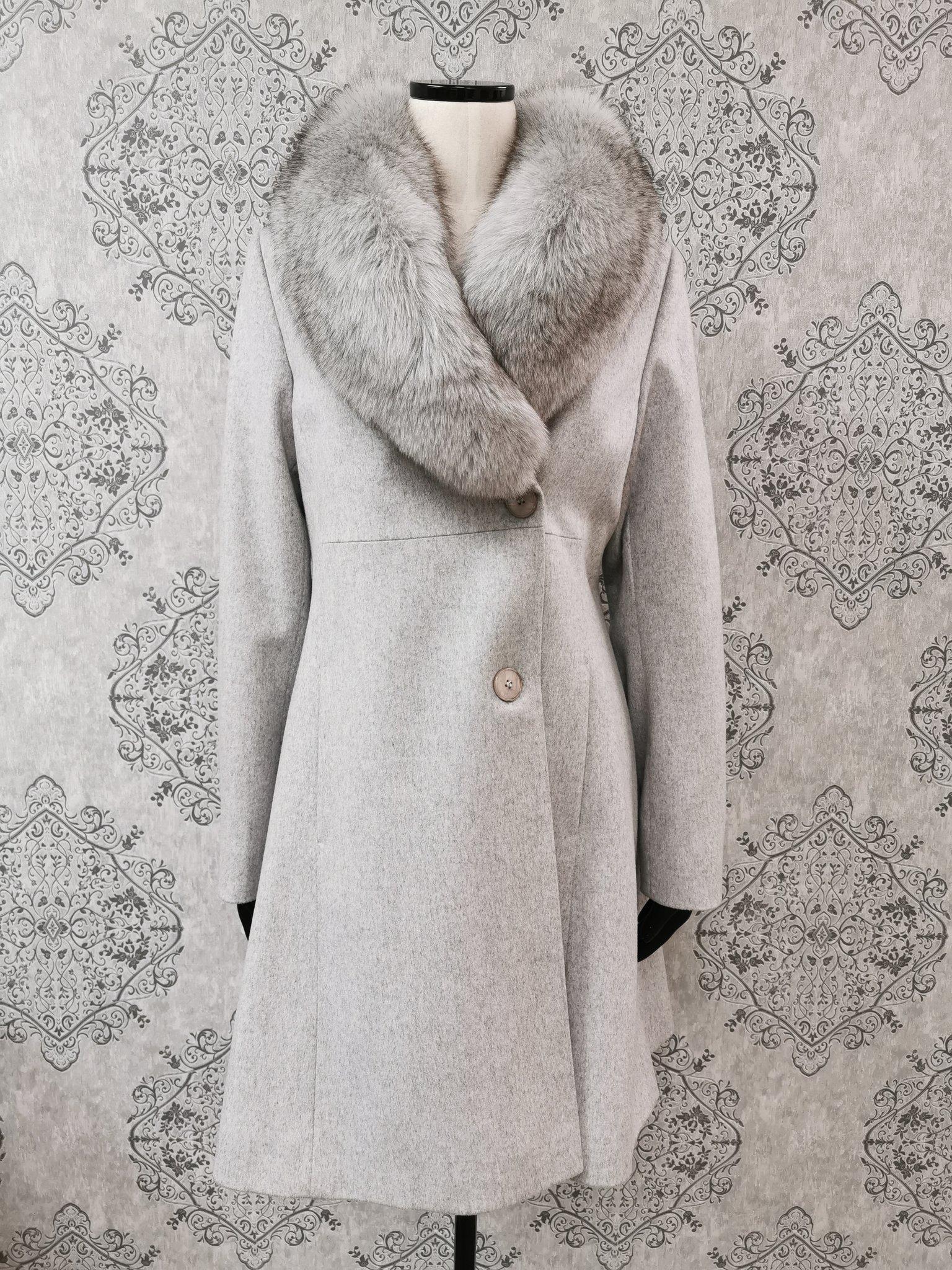 BESCHREIBUNG : #4800 LORO PIANA GREY COAT WITH FOX FUR TRIM SIZE 6

Lebendige blaue Grautöne:: geschmeidige Felle:: Porträtkragen:: schönes frisches Fell:: europäische deutsche Schnallen zum Verschließen:: auch geschlitzte Taschen:: schöne große