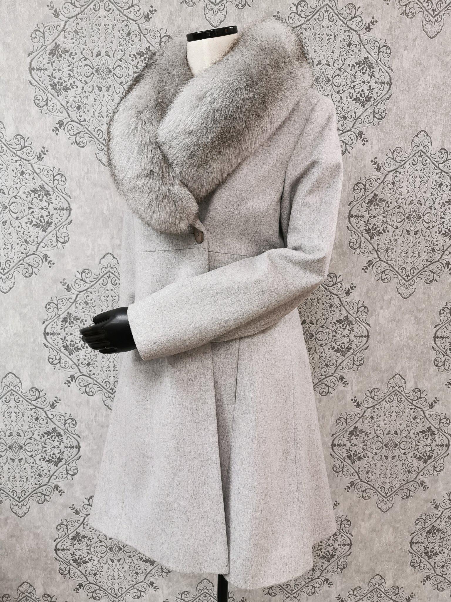 Brandneuer Loro Piana grauer Mantel mit Fuchspelzbesatz Größe 6 Damen