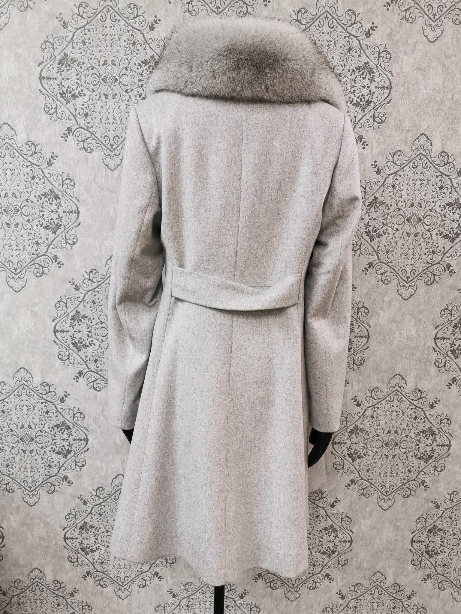 Brand new Loro Piana grey coat with fox fur trim size 6 In New Condition In Montreal, Quebec