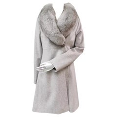 Brandneuer Loro Piana grauer Mantel mit Fuchspelzbesatz Größe 6