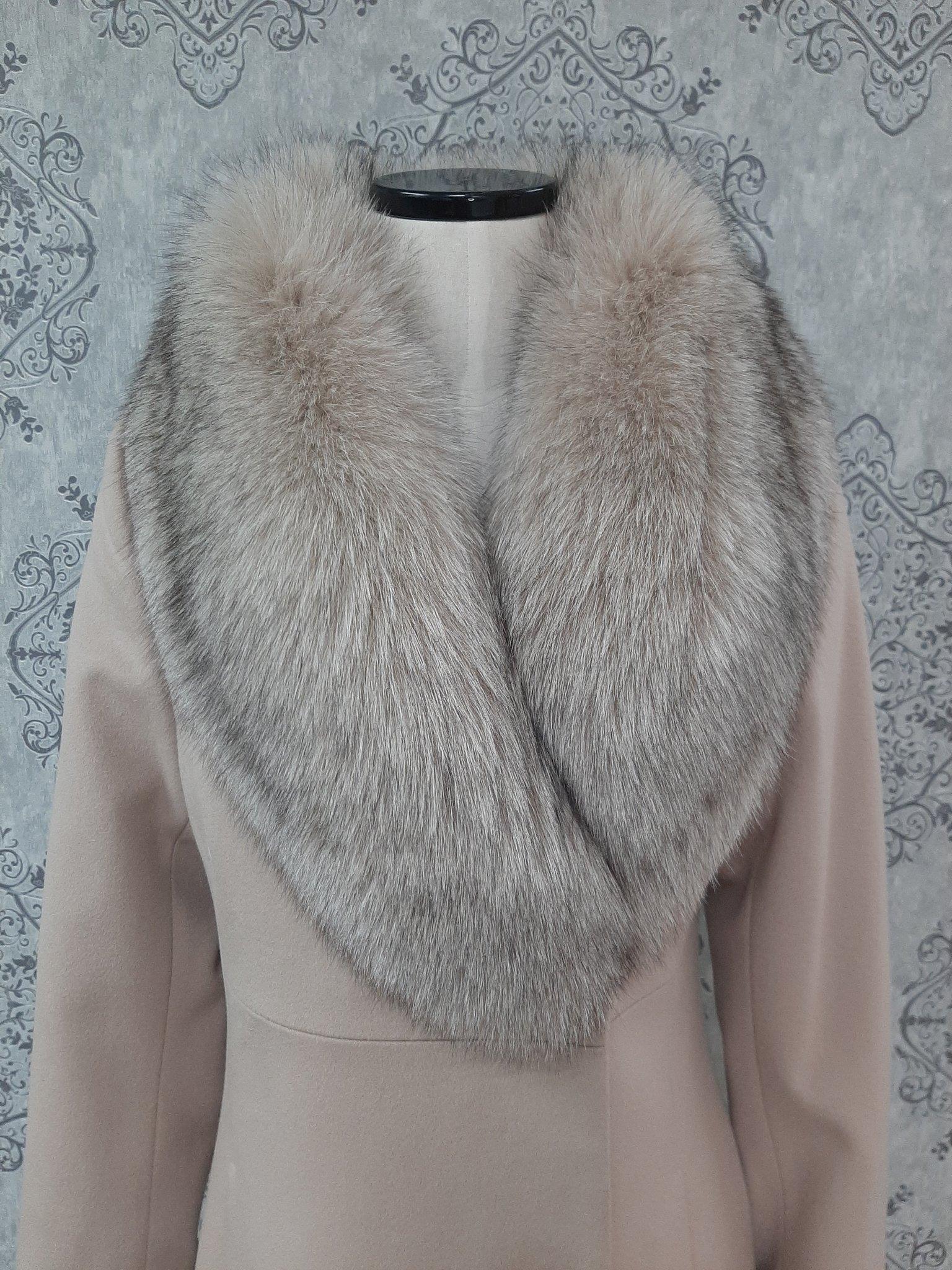 PRODUCT DESCRIPTION:

Brand new loro piana with fox fur trim 

Condition: Brand New

Closure: Buttons

Color: Beige

Material: Wool / Fox

Garment type: Coat

Sleeves: Straight

Pockets: two pockets

Collar: Portrait

Lining: Shirred Silk