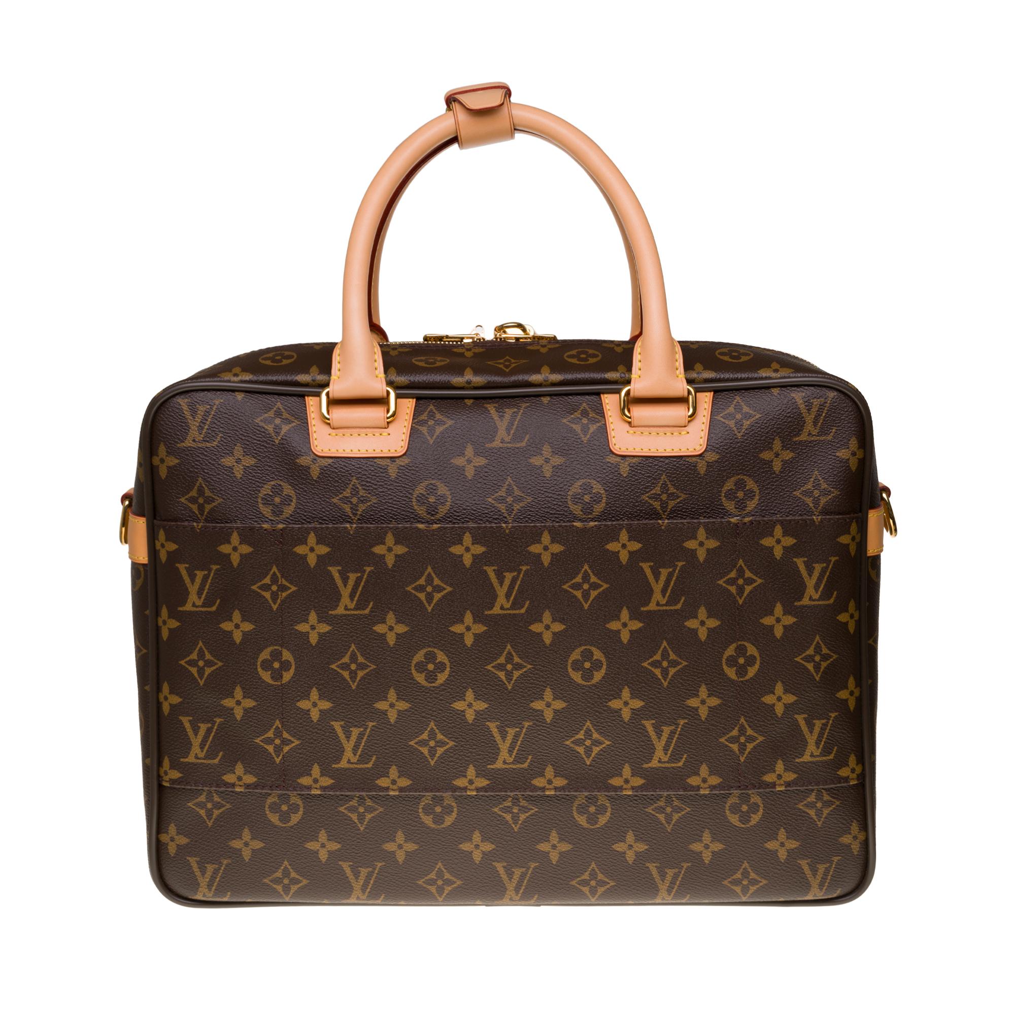 The indispensable Louis Vuitton Alize travel bag in monogram canvas and natural leather, gold metal hardware, double handle in natural leather, removable shoulder strap handle adjustable in black canvas allowing a hand or shoulder support.

Two zip