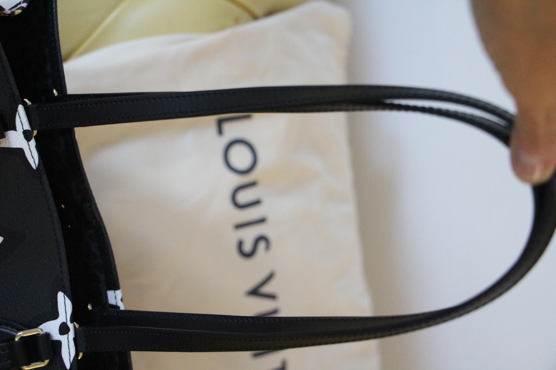Nuova borsa Louis Vuitton nera Onthego Wild at Heart, Edizione Speciale 2021 6