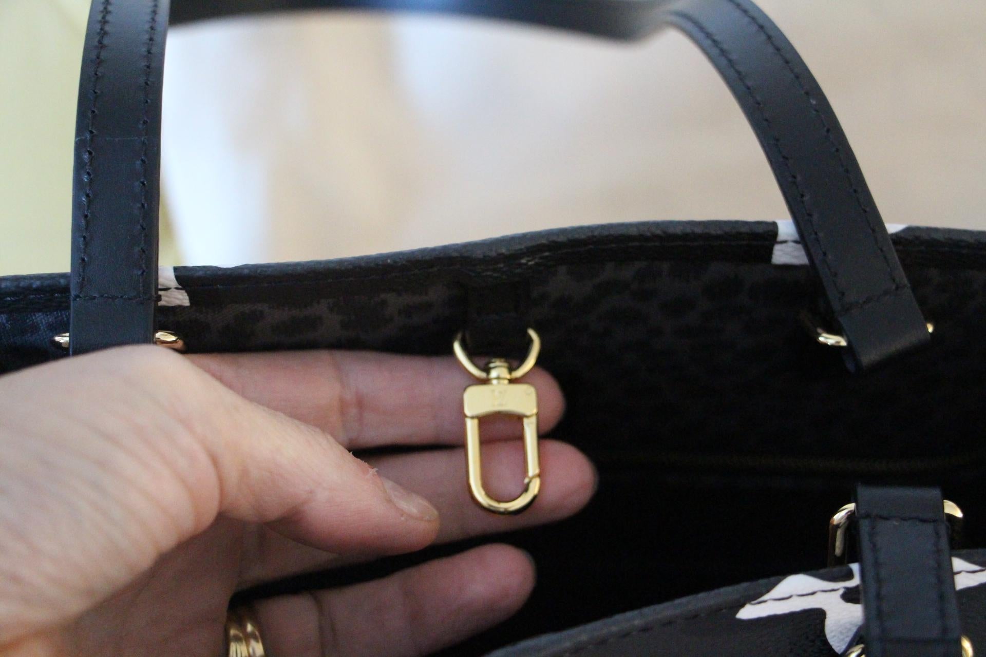 Nuova borsa Louis Vuitton nera Onthego Wild at Heart, Edizione Speciale 2021 7
