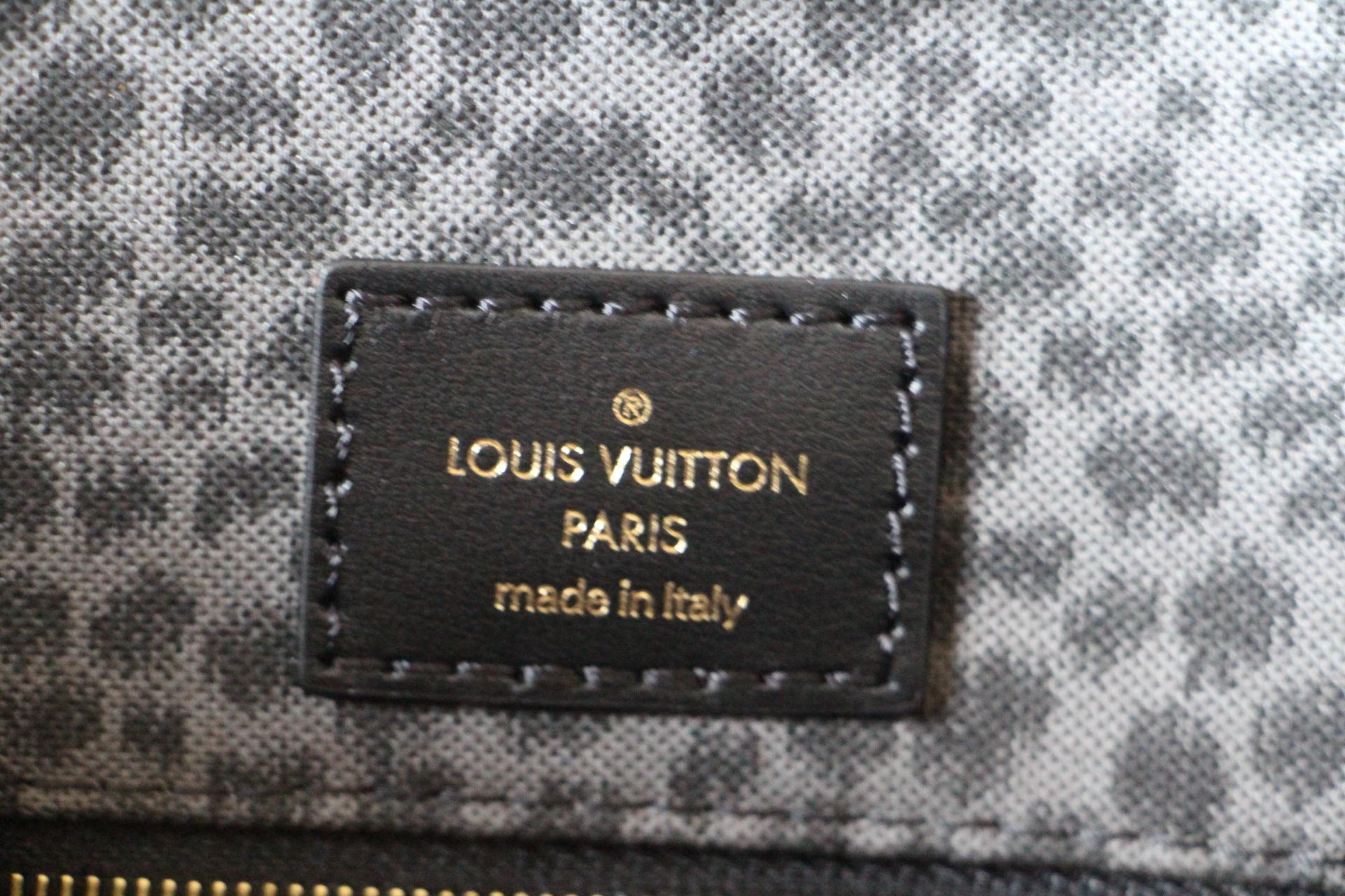 Nuova borsa Louis Vuitton nera Onthego Wild at Heart, Edizione Speciale 2021 13