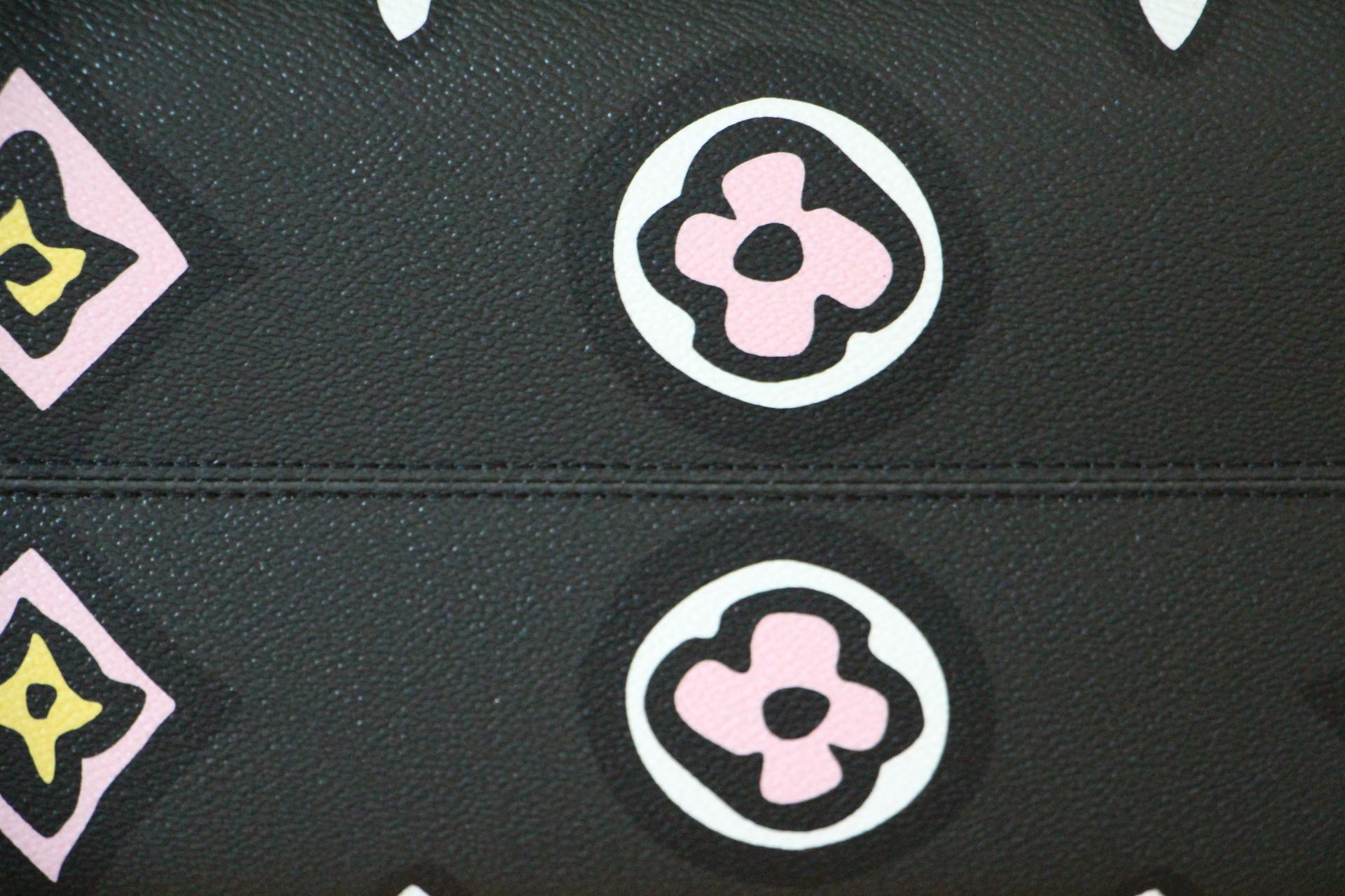 Nuova borsa Louis Vuitton nera Onthego Wild at Heart, Edizione Speciale 2021 1