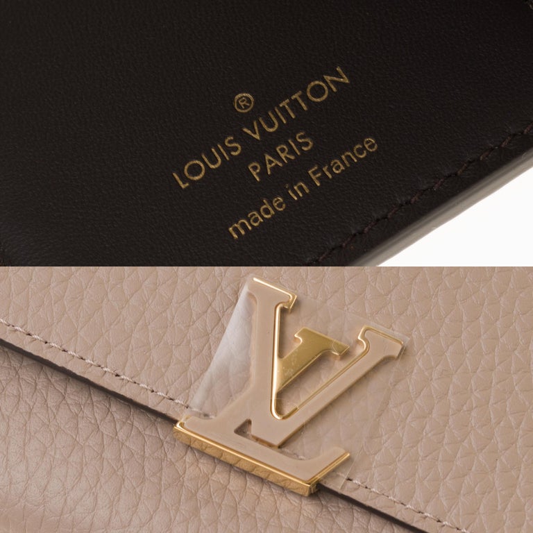 Women's or Men's Brand New Louis Vuitton Capucines Compact Wallet in Galet Taurillon leather  For Sale