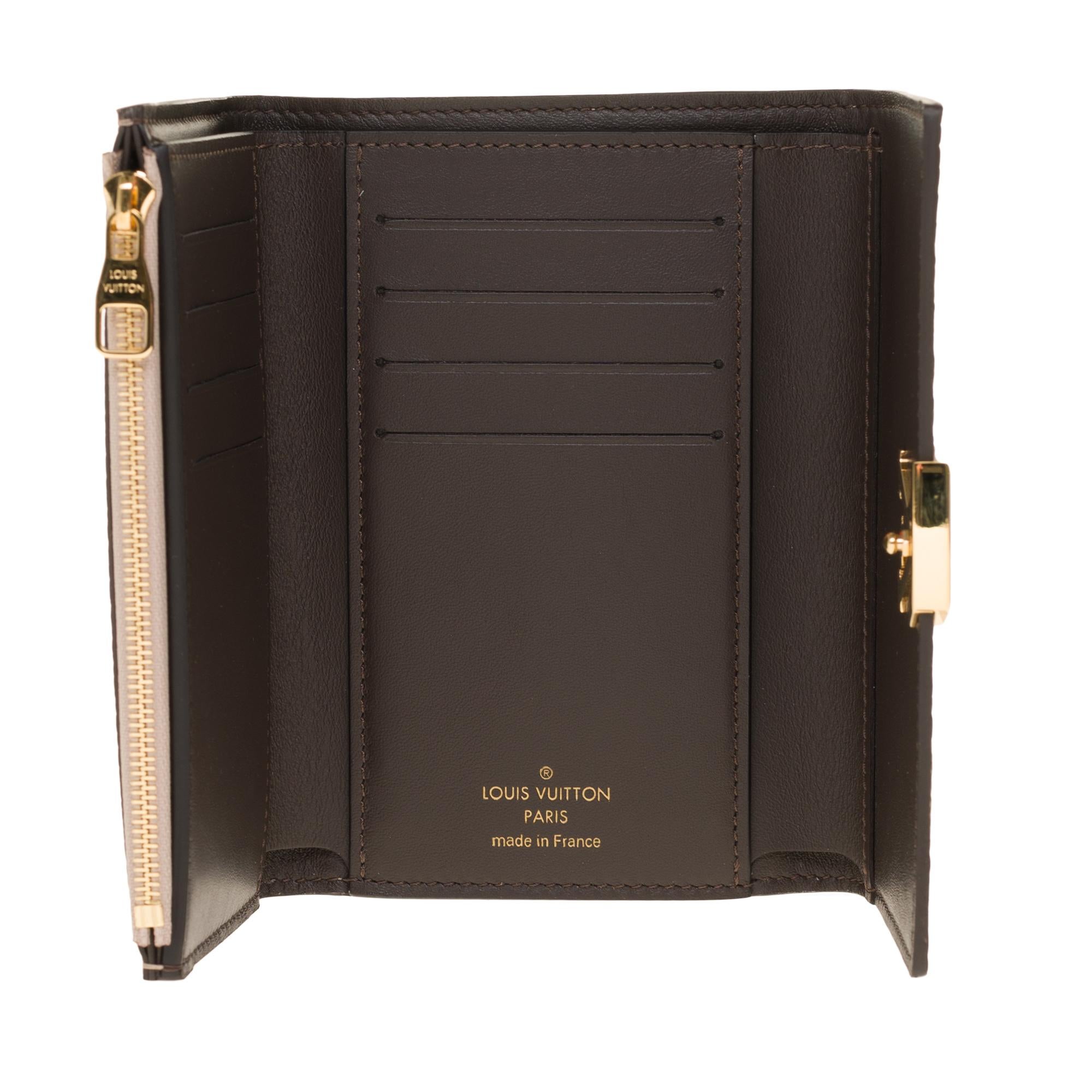 Brand New Louis Vuitton Capucines Compact Wallet in Galet Taurillon leather In New Condition In Paris, IDF