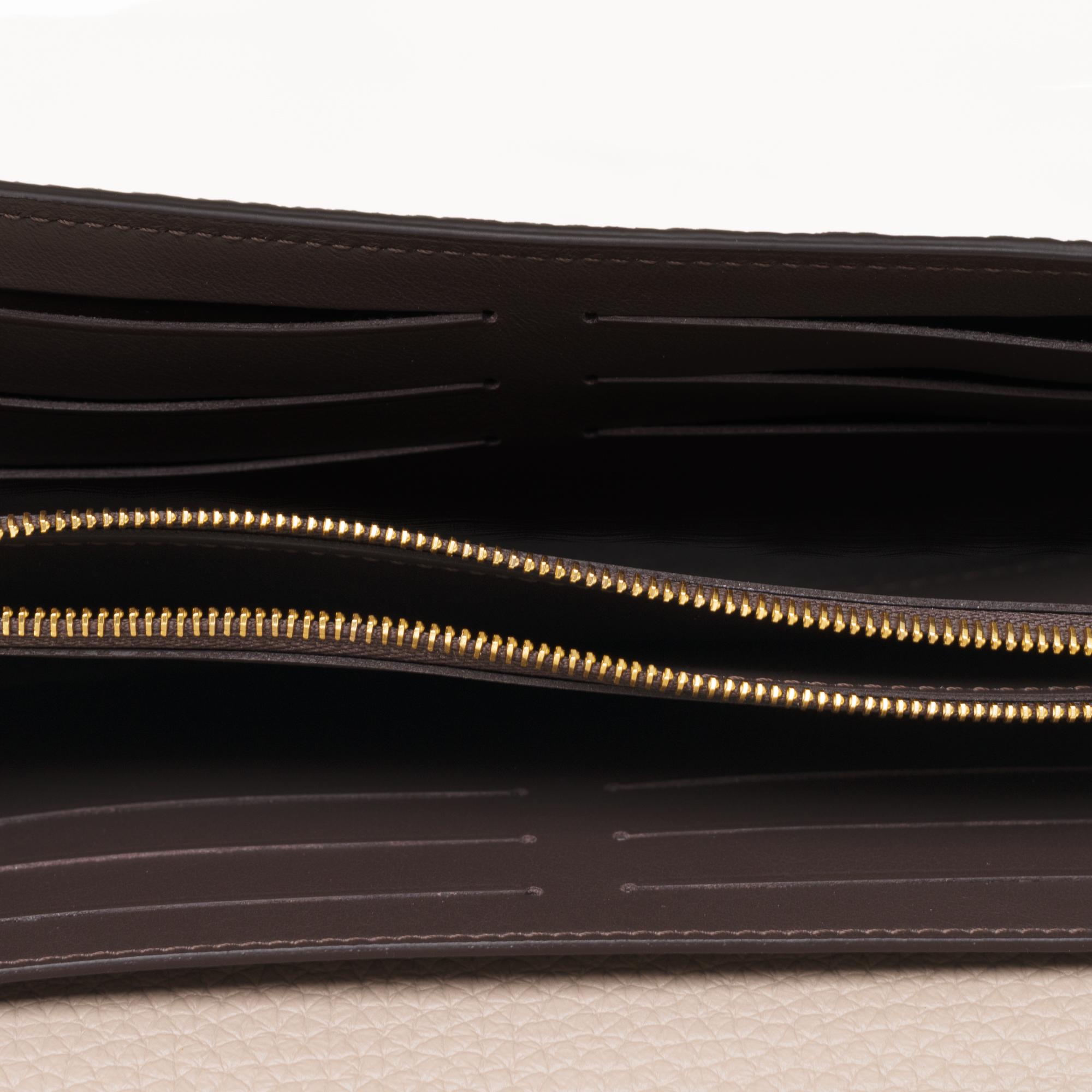 Brand New Louis Vuitton Capucines GM Wallet in beige Taurillon leather For Sale 1