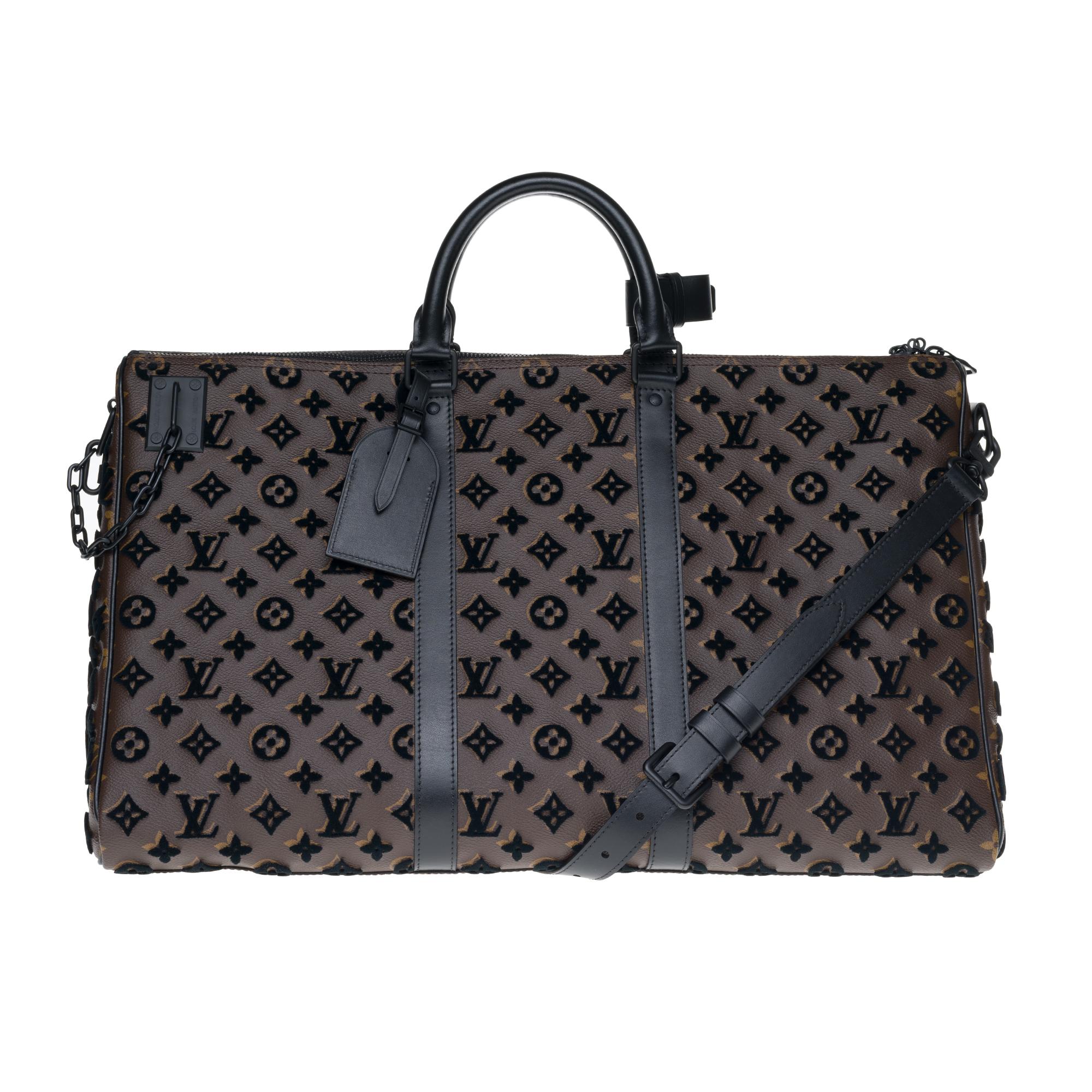 Ultra limited edition by LV: Fashion show bag 2020 - SOLD OUT

With this Keepall Triangle Shoulder Bag 50 in Monogram Tuffetage canvas, Virgil Abloh revisits with fantasy a classic travel bag using geometric shapes. Fully embroidered with the