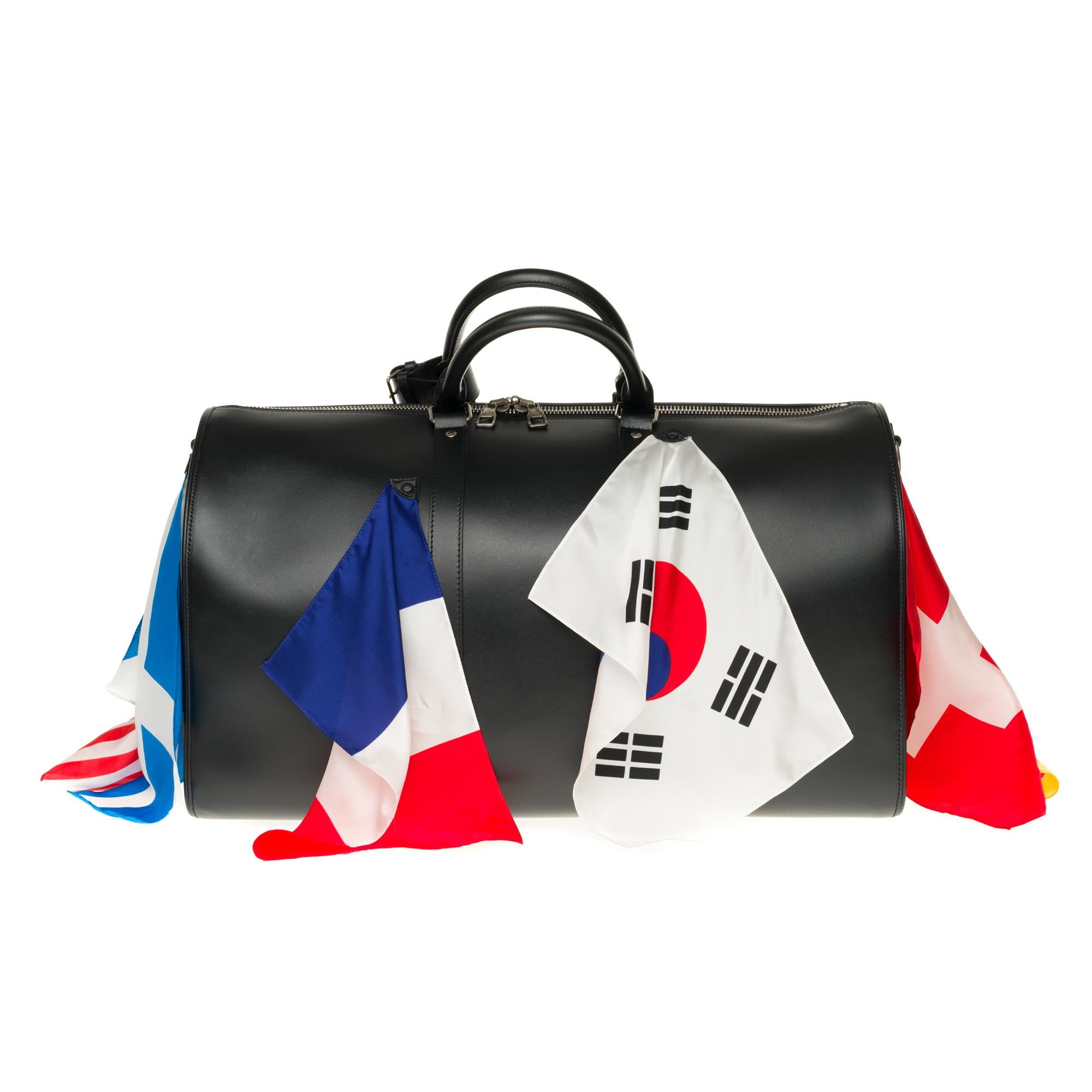 Ultra exclusive piece from the Fashion show LV 2020 - SOLD OUT

The Keepall Bandoulière 50 is fashioned from calf leather and festooned with flags. For Men’s Artistic Director Virgil Abloh, flags are “the humanitarian pop symbols for our times.”