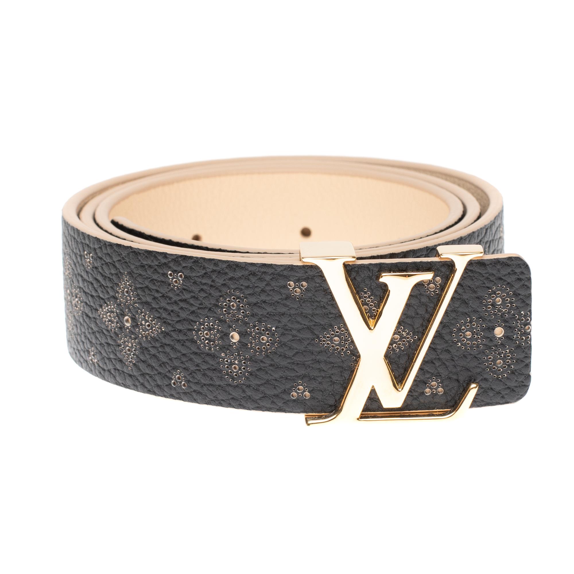 Superb Women’s Belt Louis Vuitton limited-edition leather Taurillon black, beige lapel, embossed with brand designs
Gold-plated metal LV buckle
Size 85
Dimensions: 85 * 34
Comes from the Private sales
New condition, sold with dustbag and box