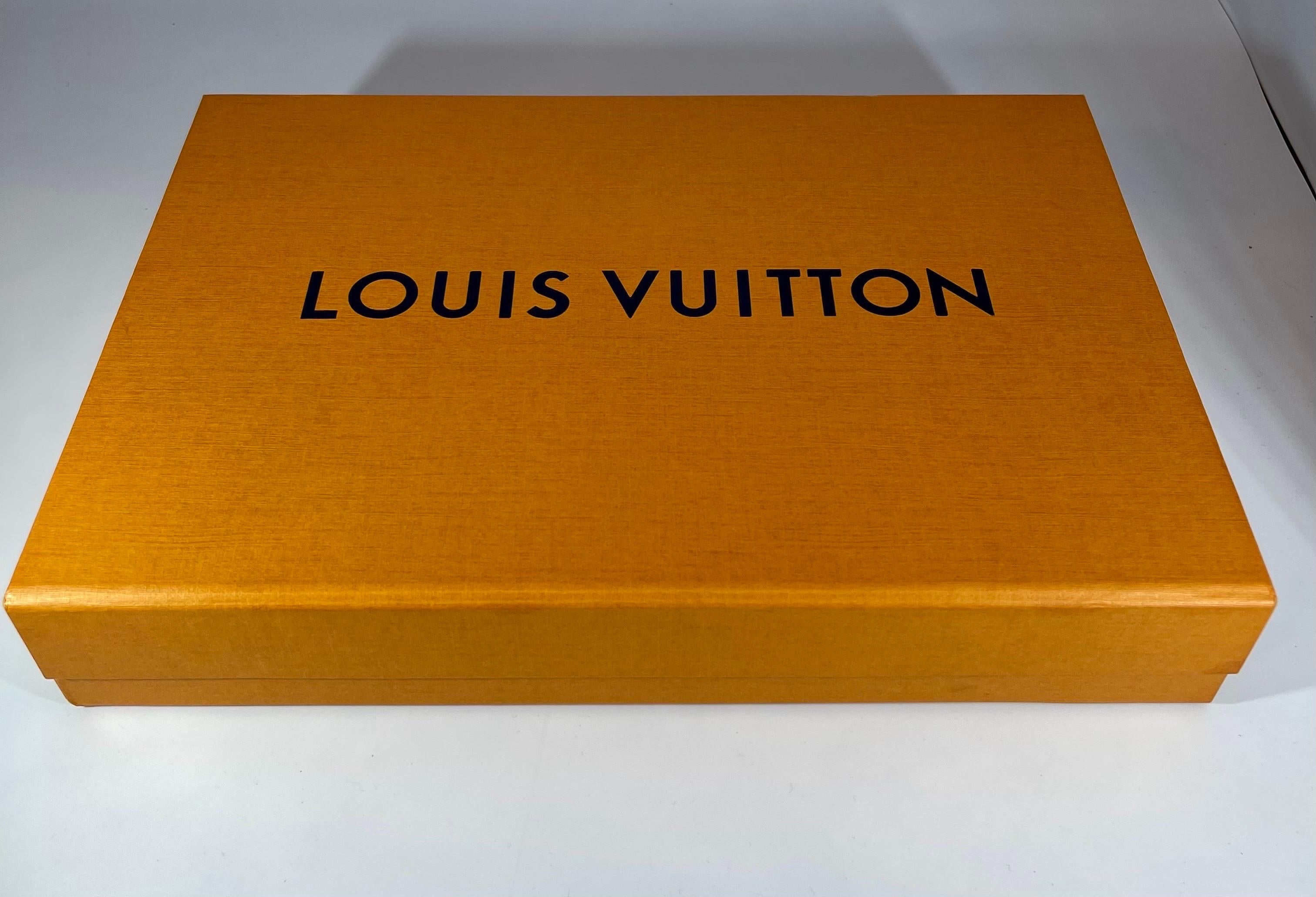 Louis Vuitton - Ballerine rose, état neuf  Écharpe carrée en soie à monogramme géant Escale  Neuf - En vente à New York, NY