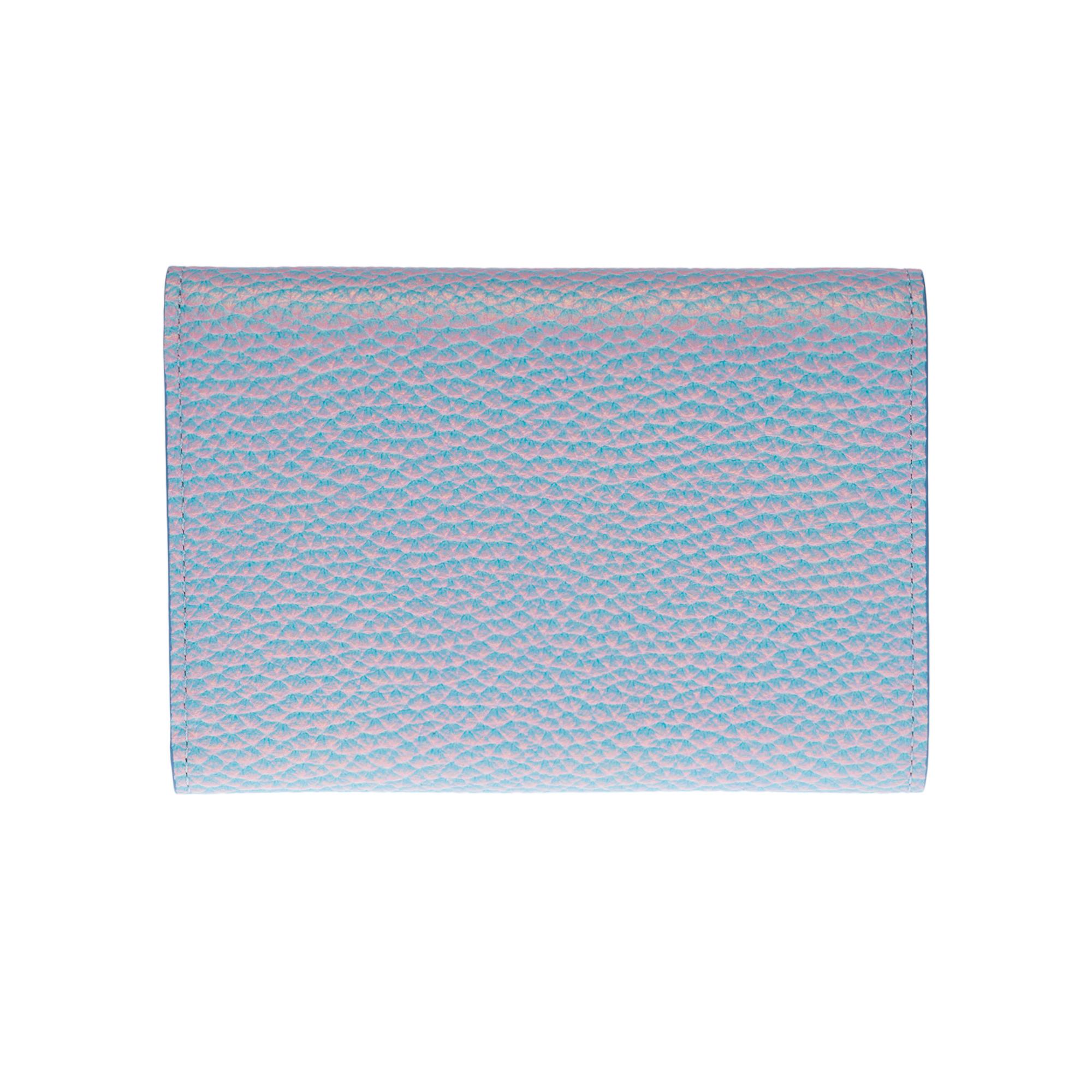 This special edition of the Compact Capucines wallet is part of the Summer Stardust collection. Made of soft grained Taurillon leather, it closes with a golden LV Initials snap fastener enhanced by a shimmering shell effect. This feminine piece