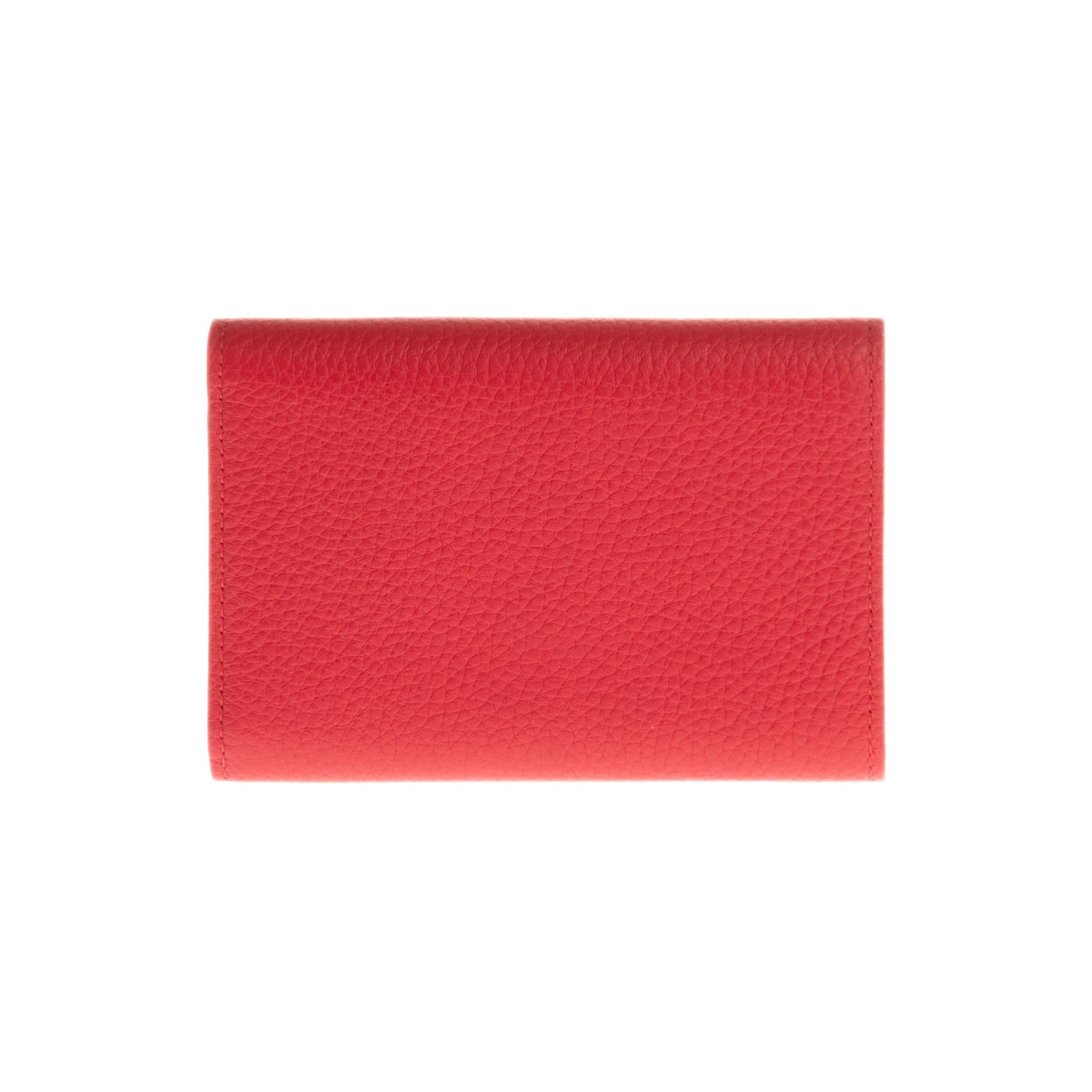 The Capucines Compact wallet in soft red scarlet Taurillon leather is very practical. Its generous size is ideal for carrying the essentials of everyday life. This elegant version is both well designed and original. With two flaps, it can hold