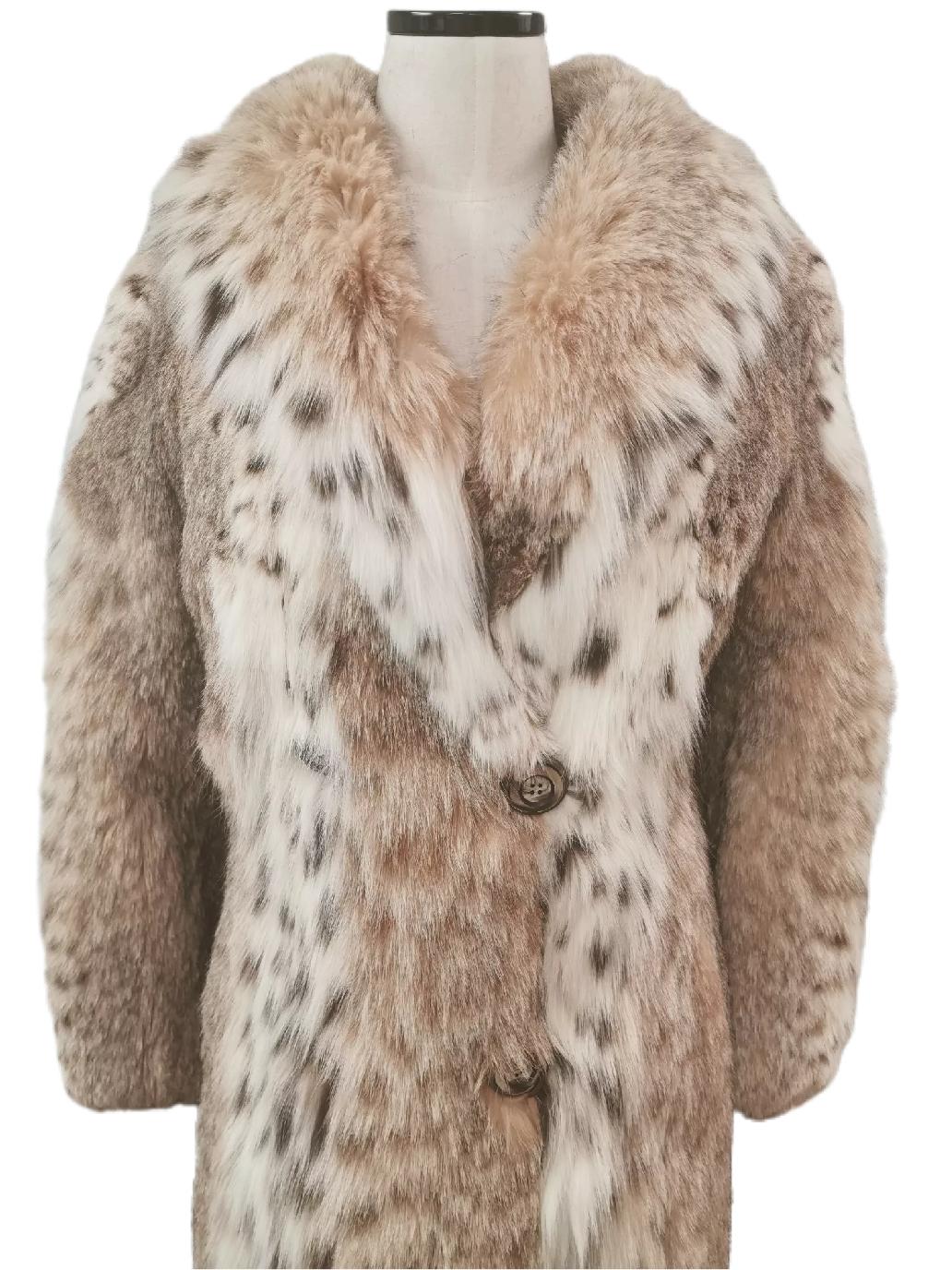 DESCRIPTION : BRAND NEW LYNX FUR COAT SIZE 4-6 

Portrait collar, straight sleeves, supple skins, beautiful fresh fur, european german clasps for closure, too slit pockets, nice big full pelts skins in excellent condition.

This item is made in