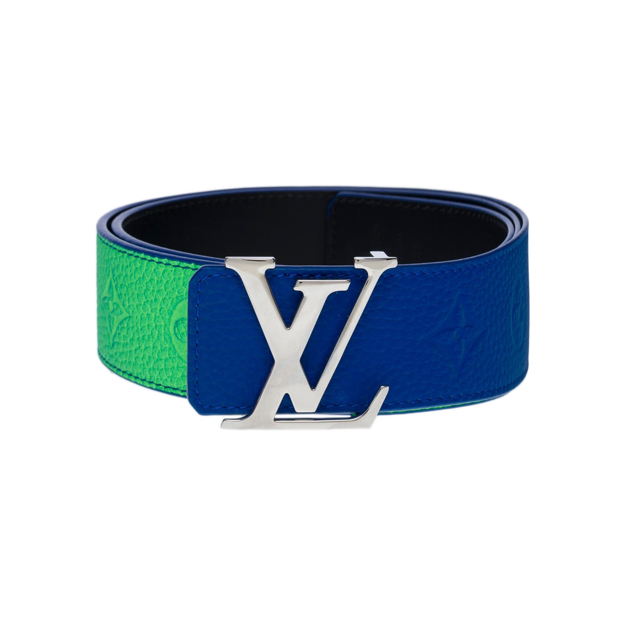 COMPLET

Cette ceinture LV Initiales Taurillon Illusion de 40 mm, bleue et verte, illustre le savoir-faire raffiné et l'esprit audacieux de la Maison. La sangle réversible présente un motif Monogram en relief avec un effet pulvérisé pour un look
