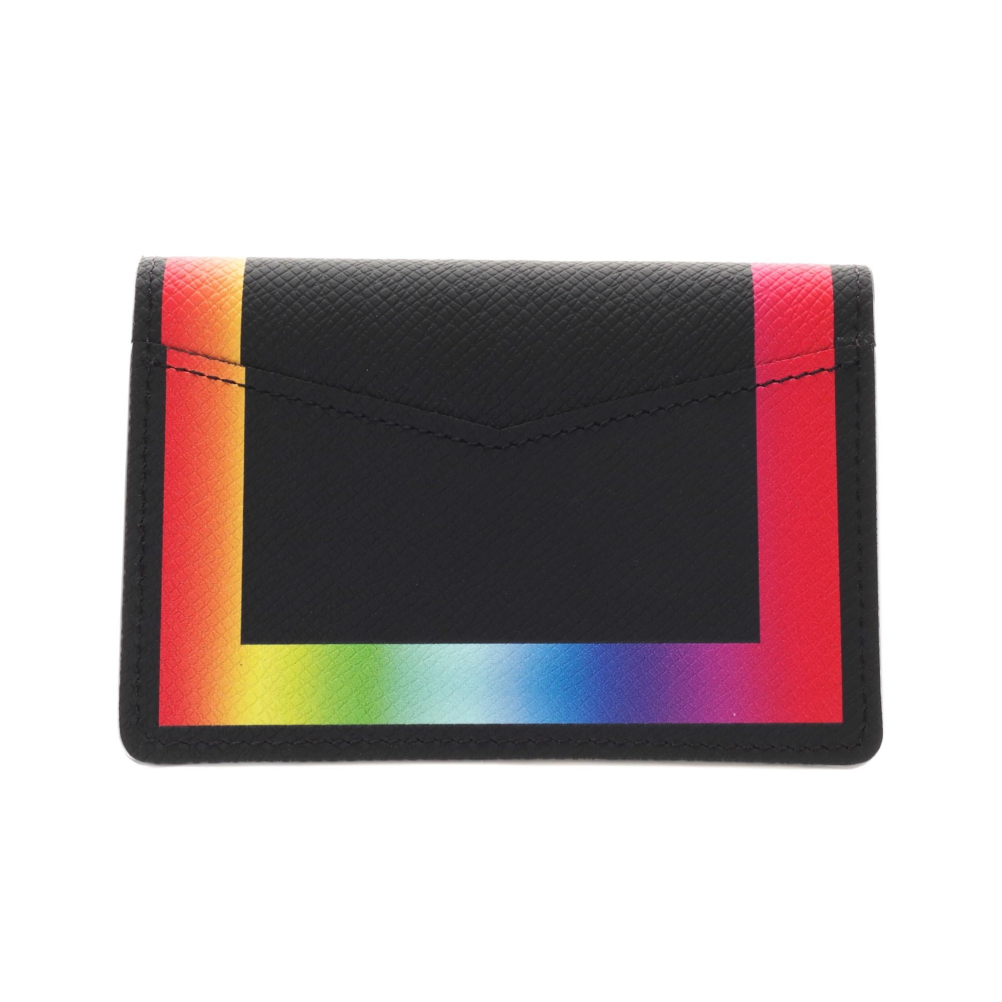 Limited Edition - Sold Out- Men’s Fall-Winter 2019 Fashion Shows.

This pocket organizer is adorned with the new visual signature of the Men’s collection: a rainbow-colored border that highlights its elegant lines. Crafted in matte black Taiga