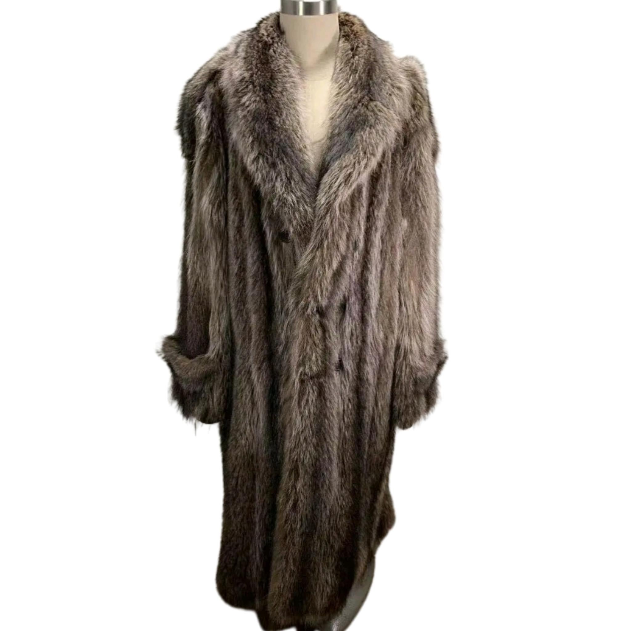 PRODUCT DESCRIPTION:

Brand new luxurious men's Raccoon fur coat 

Condition: Brand New

Closure: button 

Color: browns grays

Material: Raccoon

Garment type: Coat

Sleeves: Straight

Pockets: Two pockets

Collar: Notch

Lining: Shirred Silk