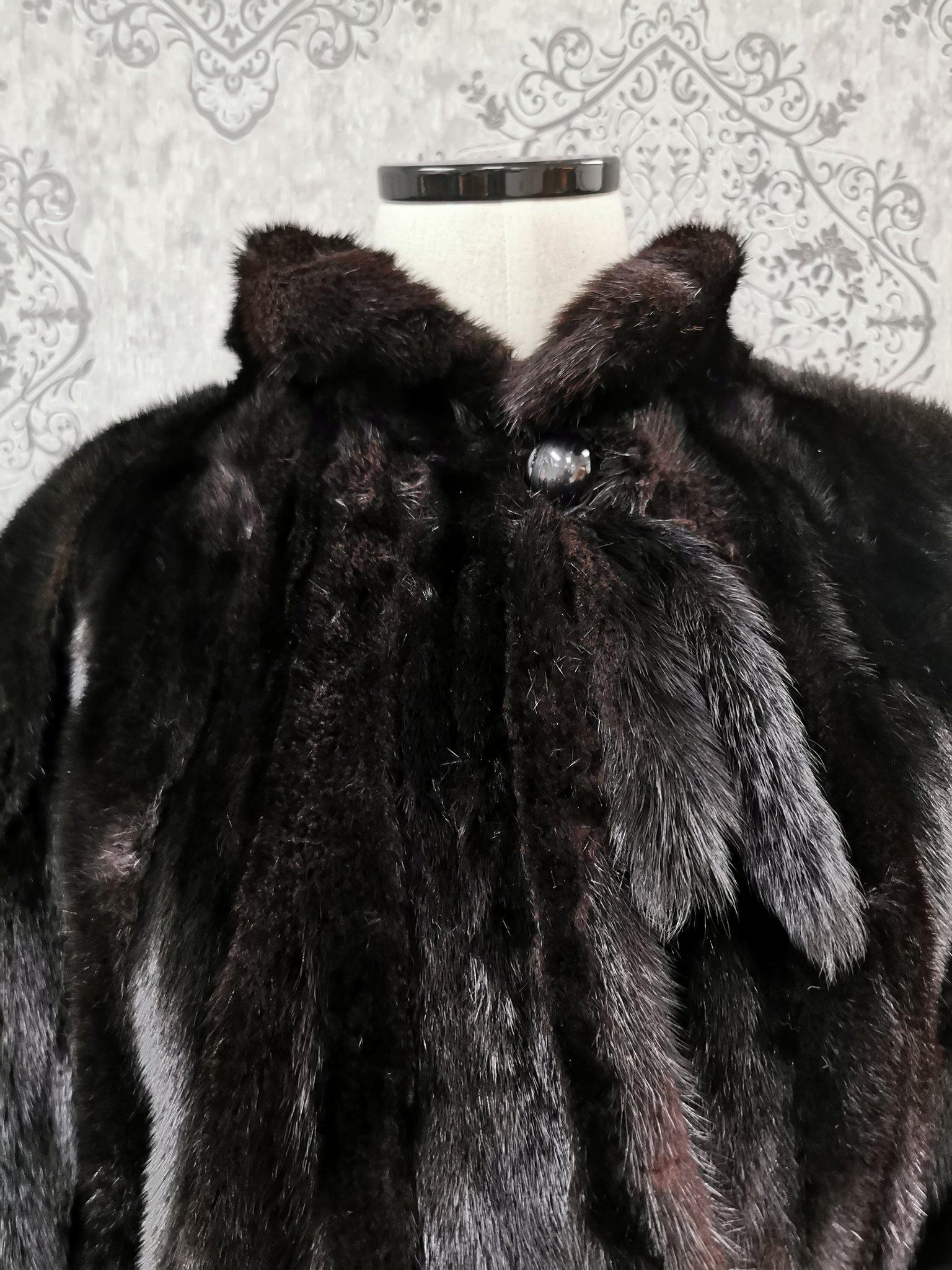 DESCRIPTION : 150 BRAND NEW BLACK MINK FUR COAT SIZE XL

tie collar bow, supple skins, beautiful fresh fur, european german clasps for closure, too slit pockets, nice big full pelts skins in excellent condition.

This item is made in Canada with the